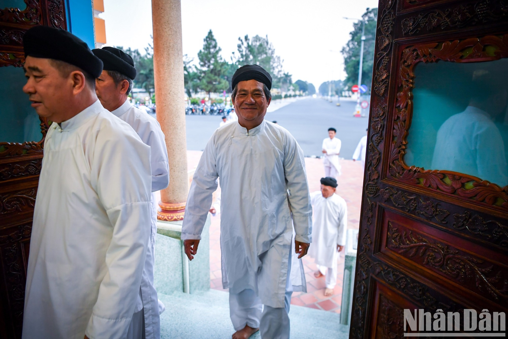 Согласно правилам, мужчины входят в главный зал через правую дверь, а женщины – через левую.