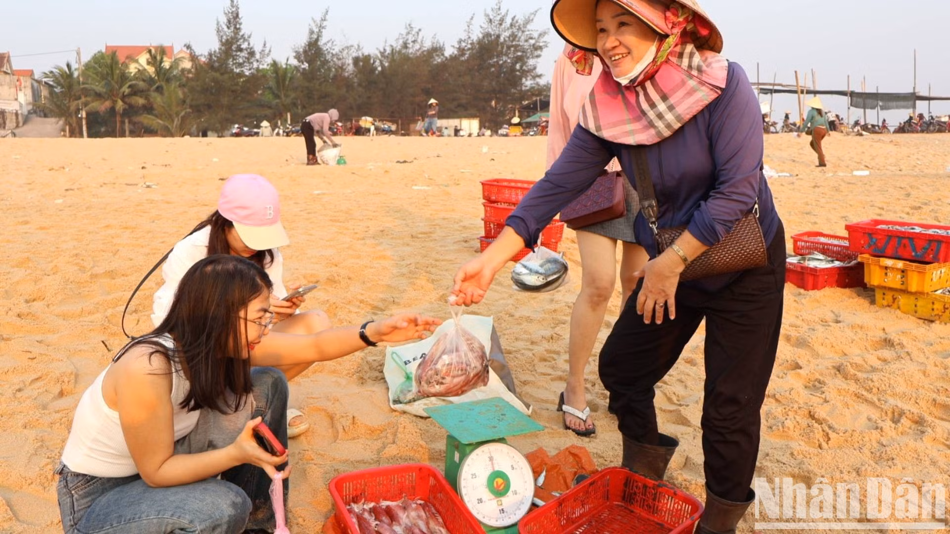 К 6 часов утра покупатели покидают рынок с пакетами свежих кальмаров, чтобы приготовить уникальное блюдо на завтрак в провинции Куангбинь – лапшу с кальмарами.