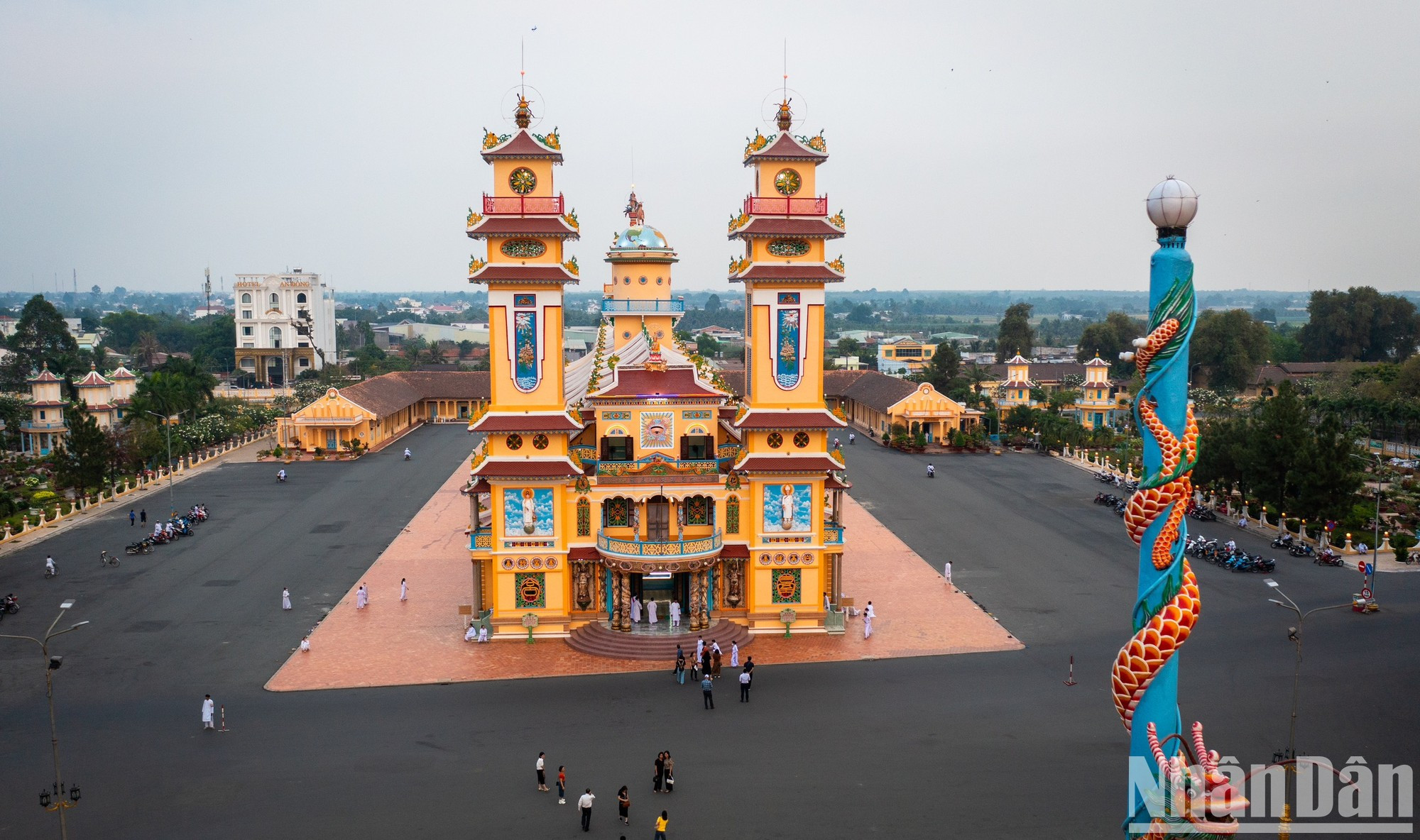Центром этого кластера сооружений является Папский Престол длиной 135 метров и шириной 27 метров.