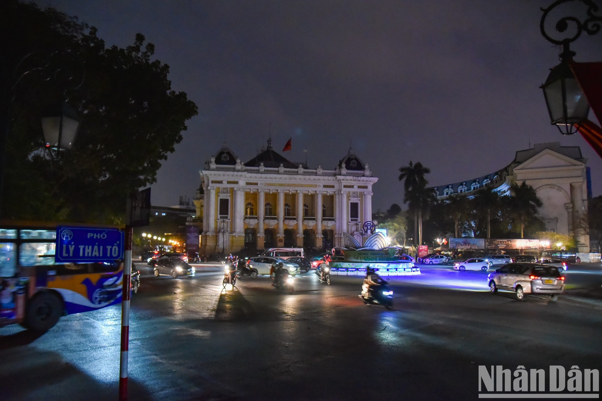 Вид Ханойского оперного театра в «Час Земли». Вид Ханойского оперного театра в «Час Земли».