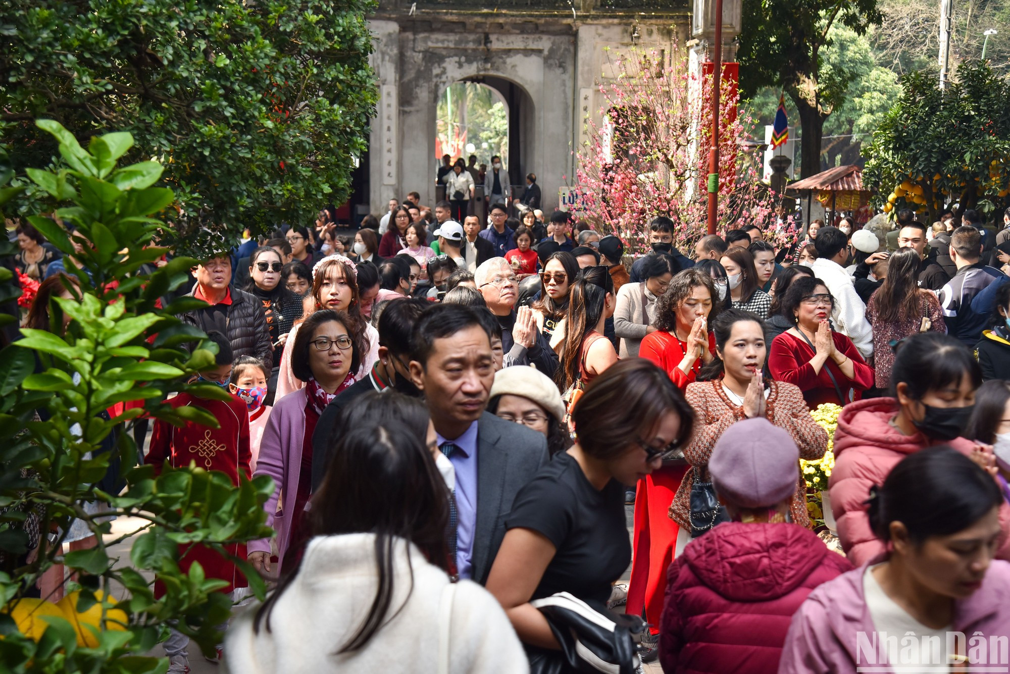 С приближением полудня все больше людей стекается в храм Куантхань.