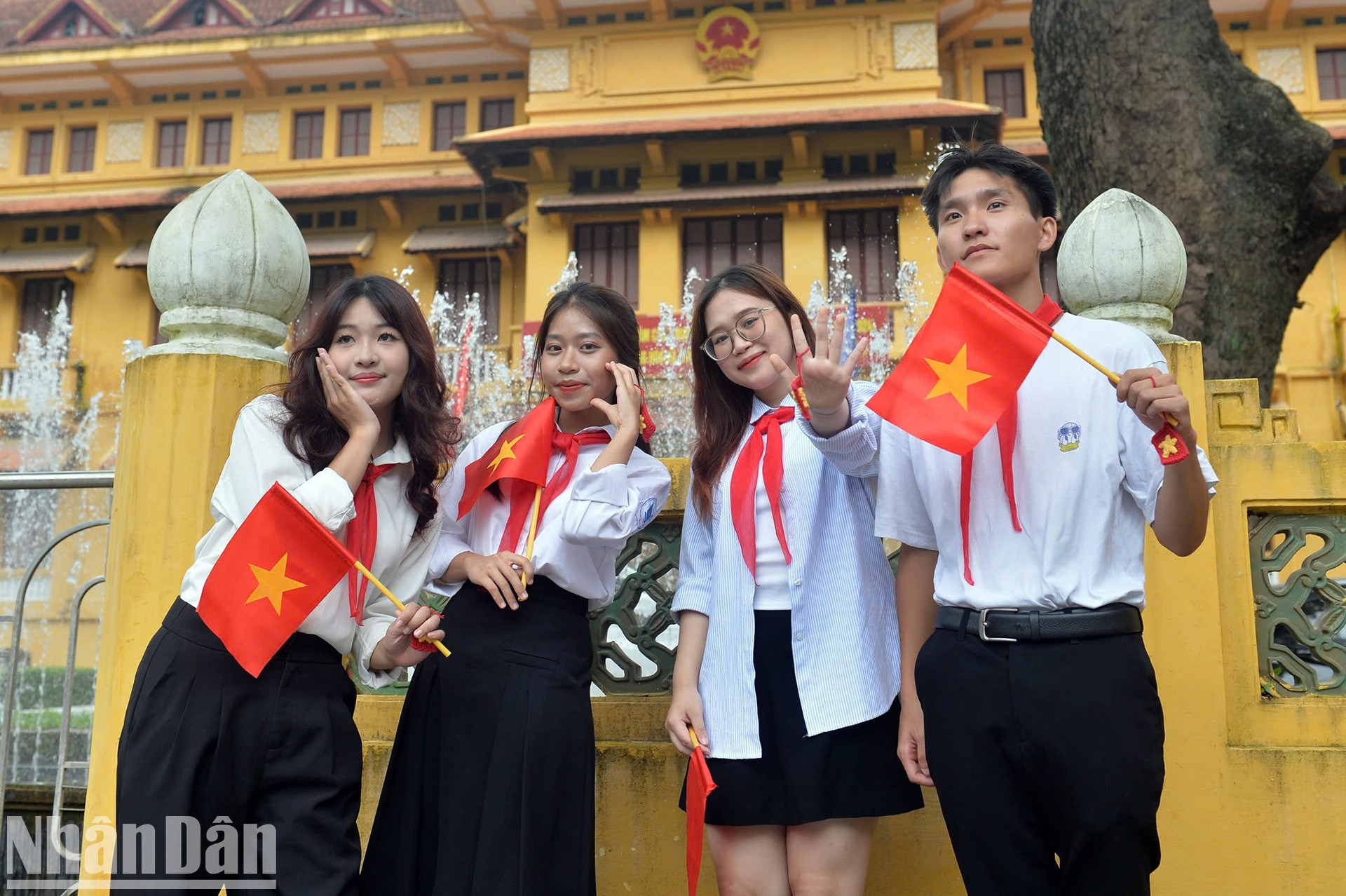Молодежь фотографируется у входа здания Министерства иностранных дел.