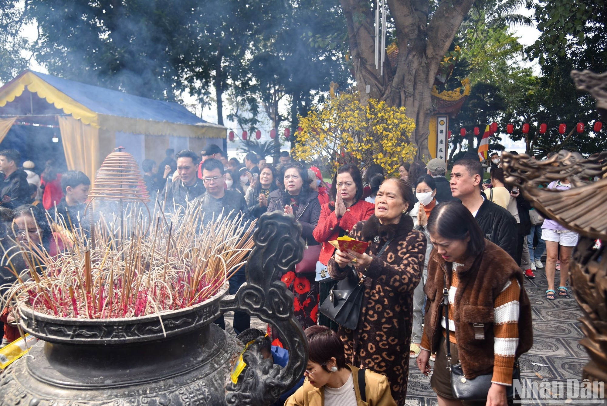 Большинство людей приходит сюда, чтобы помолиться о мире и благе для своих близких и семей в первые дни Нового года.