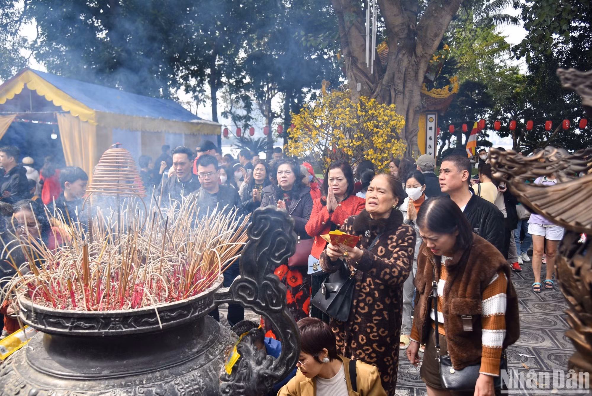 Большинство людей приходит сюда, чтобы помолиться о мире и благе для своих близких и семей в первые дни Нового года.