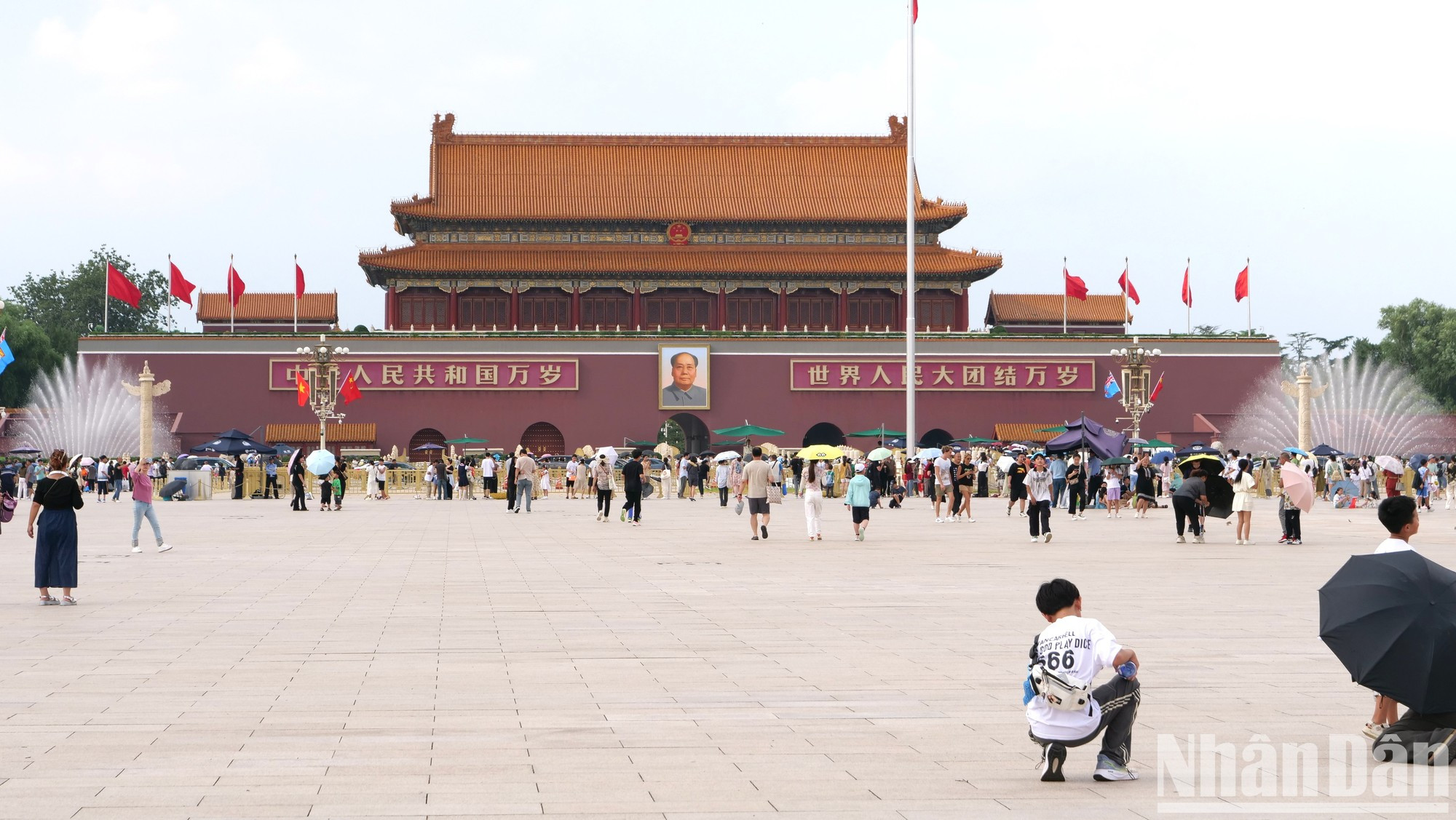 Площадь Тяньаньмэнь перед официальной церемонией встречи Генерального секретаря ЦК КПВ, Президента Вьетнама То Лама.