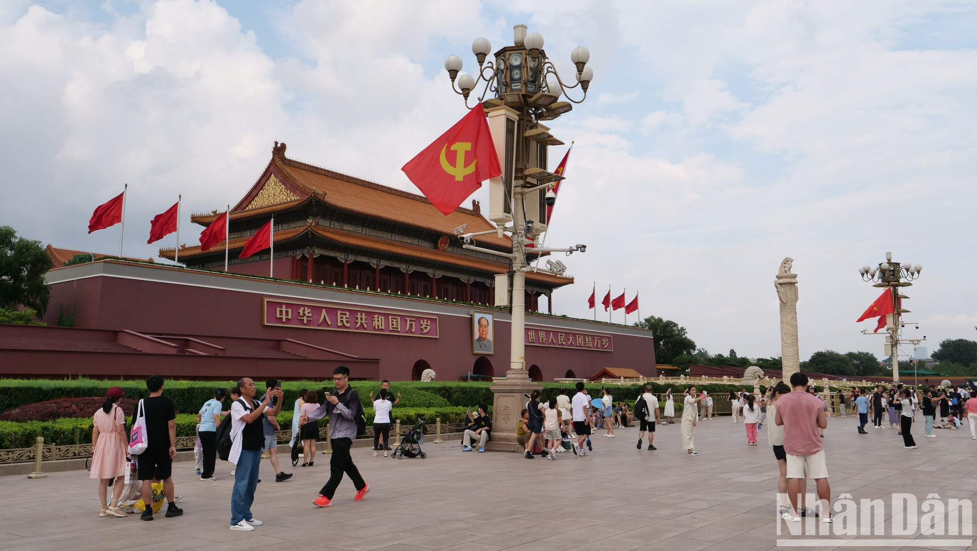 Партийные флаги развеваются перед Императорским дворцом и Запретным городом.