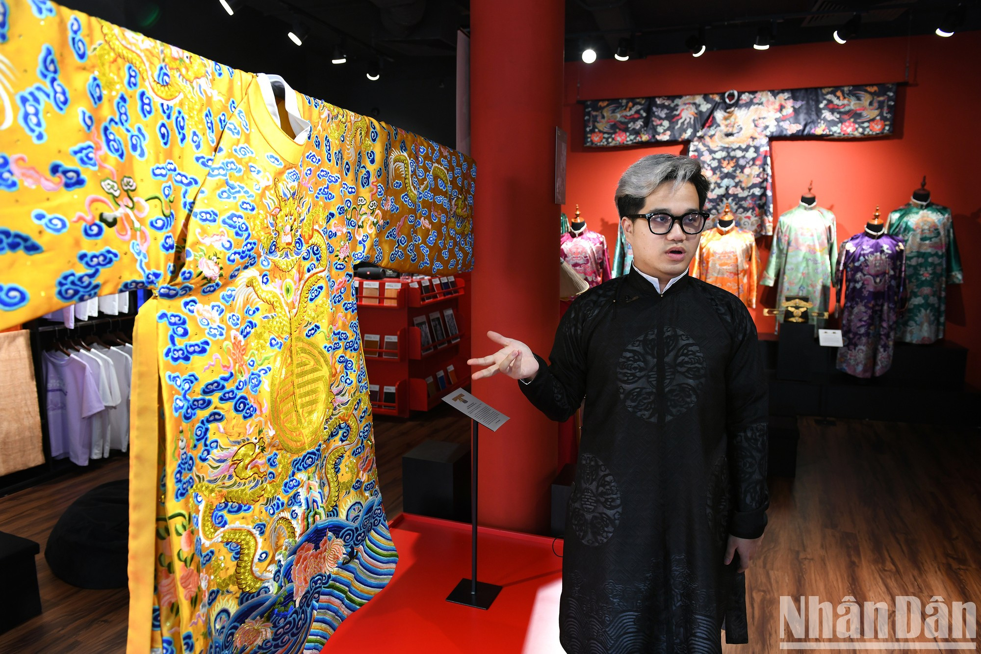 Ву Дык рядом с отреставрированной моделью драконьего одеяния.