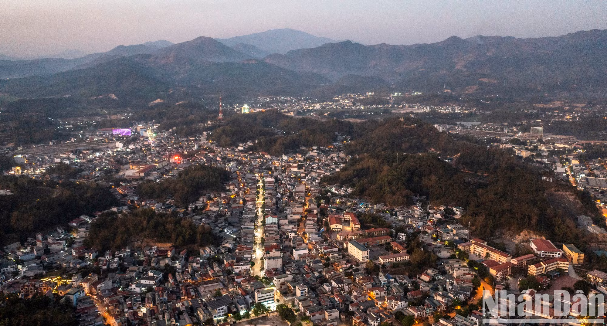 Вид с высоты на город Дьенбьенфу. Вид с высоты на город Дьенбьенфу.