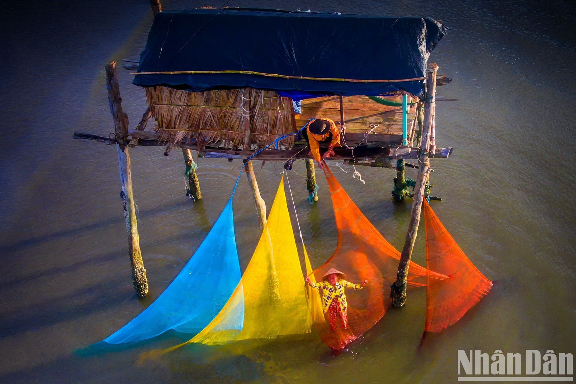 Рыбаки в уезде Гоконг провинции Тиенжанг.