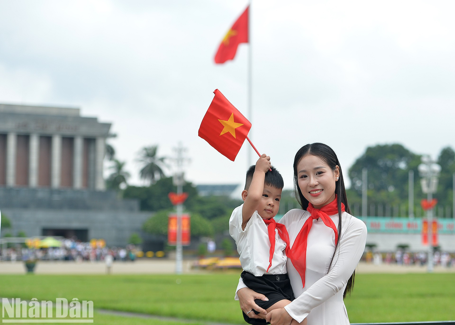 Многие родители также носят пионерский галстук.
