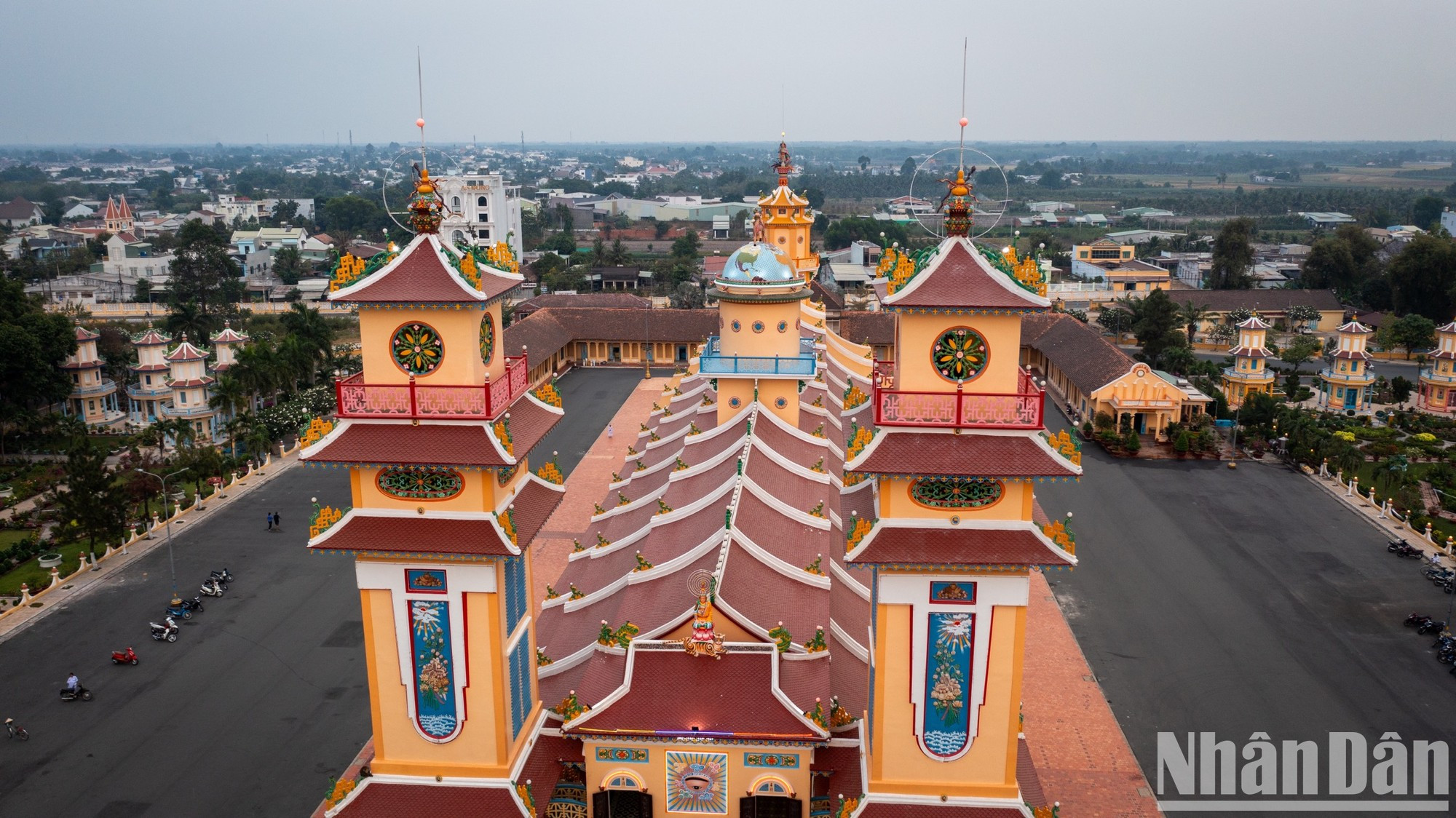 Этот грандиозный объект строился более 20 лет, с 1926 по 1947 год, пройдя 5 периодов перестройки.