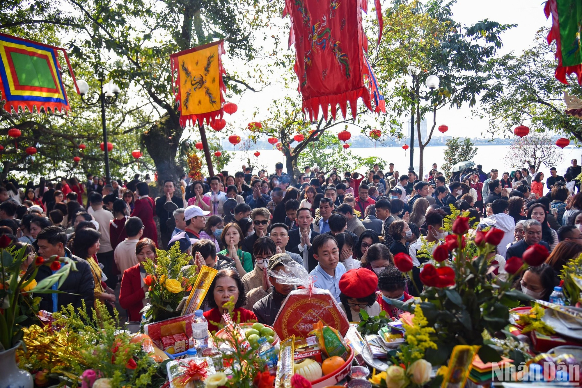 Большое количество людей приходит в храм Тэйхо во второй половине дня.