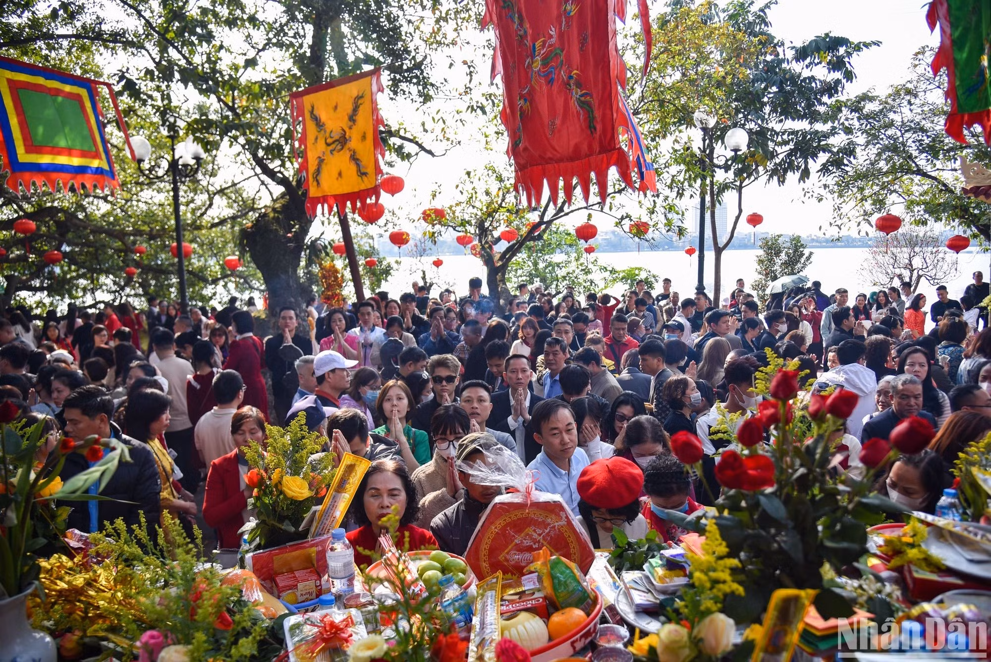 Большое количество людей приходит в храм Тэйхо во второй половине дня.