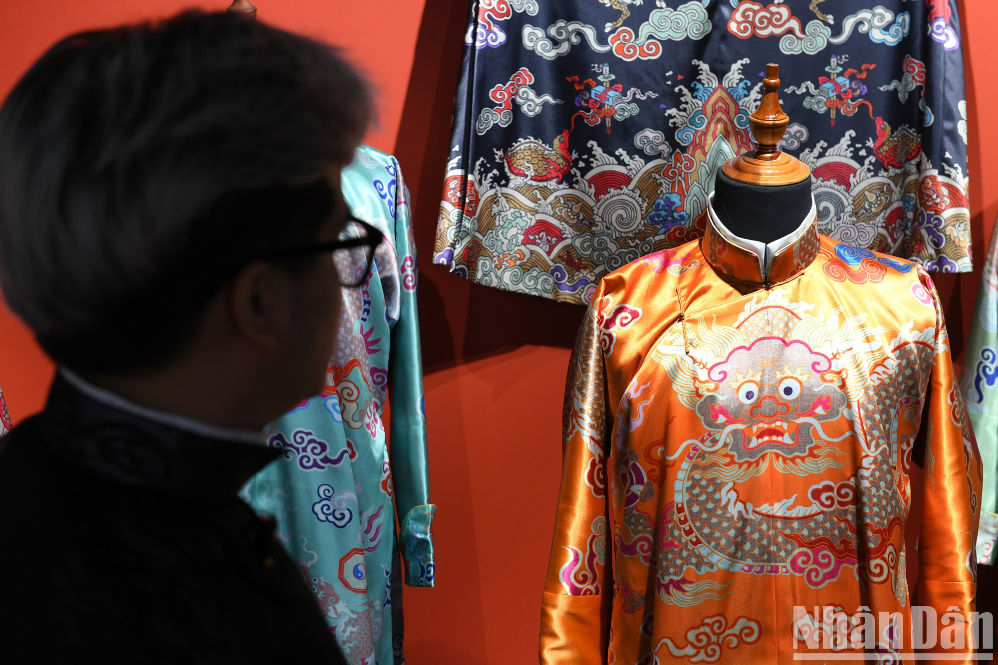 После более тщательного изучения ребята поняли, что некоторые костюмы были реконструированы в симулированной манере, не совсем точно. Поэтому «Great Vietnam» начал собственный путь восстановления костюмов.