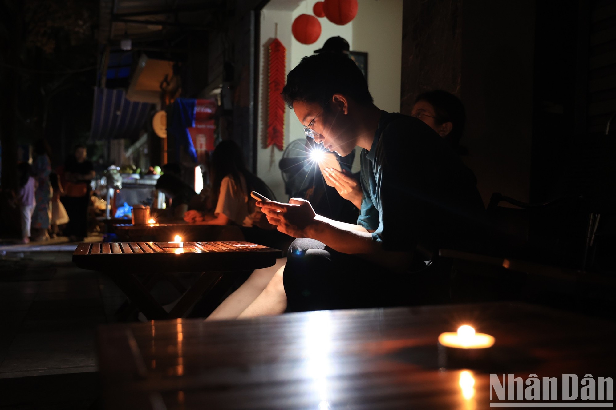 Многие помещения используют свечи. Многие помещения используют свечи.