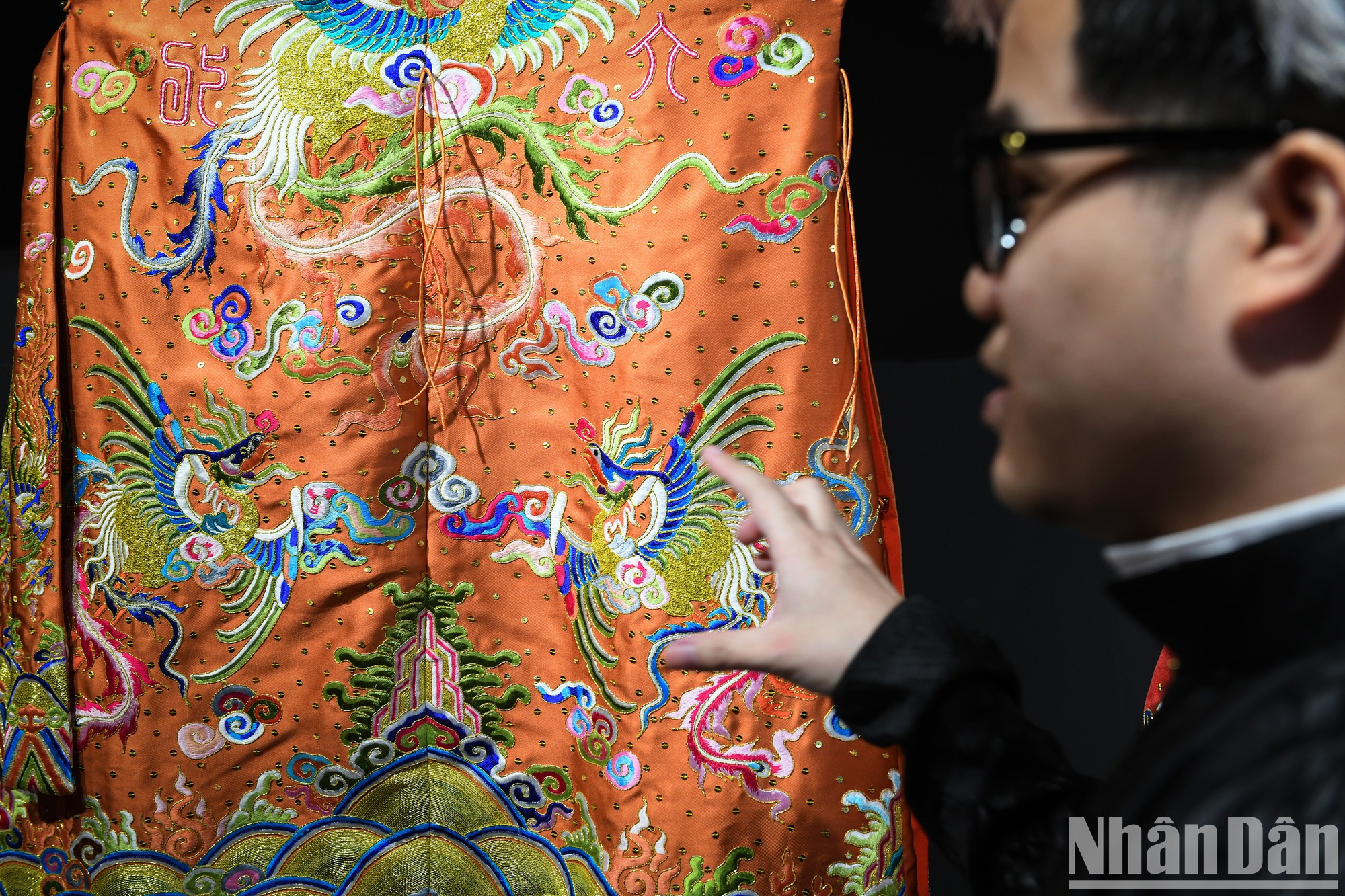 Поначалу группа часто рисовала на основе моделей костюмов и изображений, которые, как говорили, были без всякого сомнения реконструированы.