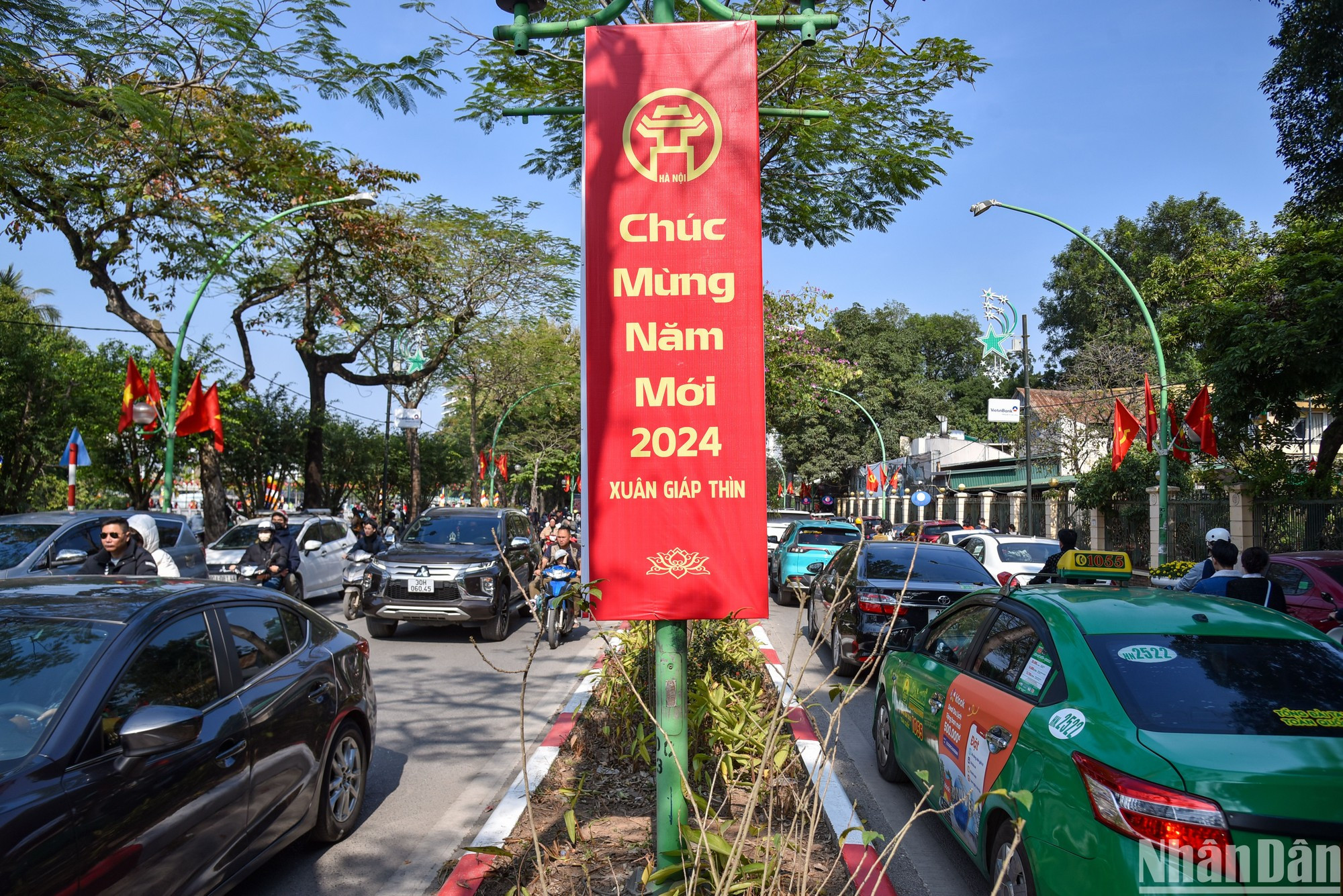 Пробки на улицах рядом с пагодами и храмами.