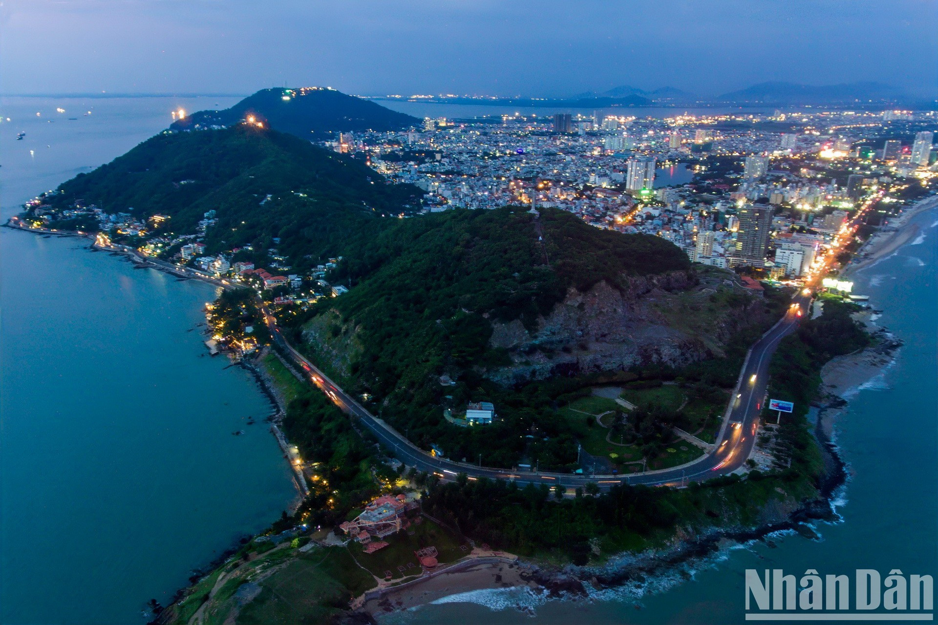 Прибрежная дорога в городе Вунгтау провинции Бариа-Вунгтау является изюминкой, привлекающей отечественных и иностранных туристов в этот город.