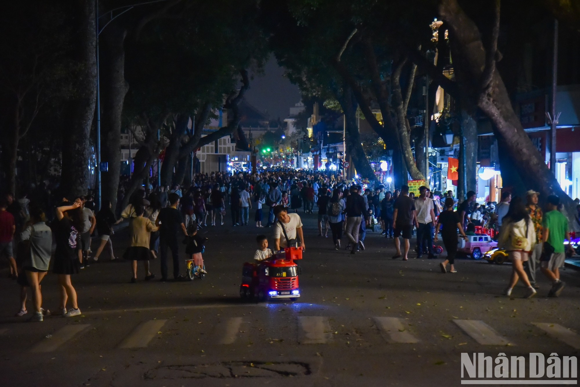 Ежегодно «Час Земли» проводится в последнюю субботу марта. В этом году мероприятие прошло с 20 ч. 30 мин. до 21 ч. 30 мин. 23 марта. Ежегодно «Час Земли» проводится в последнюю субботу марта. В этом году мероприятие прошло с 20 ч. 30 мин. до 21 ч. 30 мин. 23 марта.