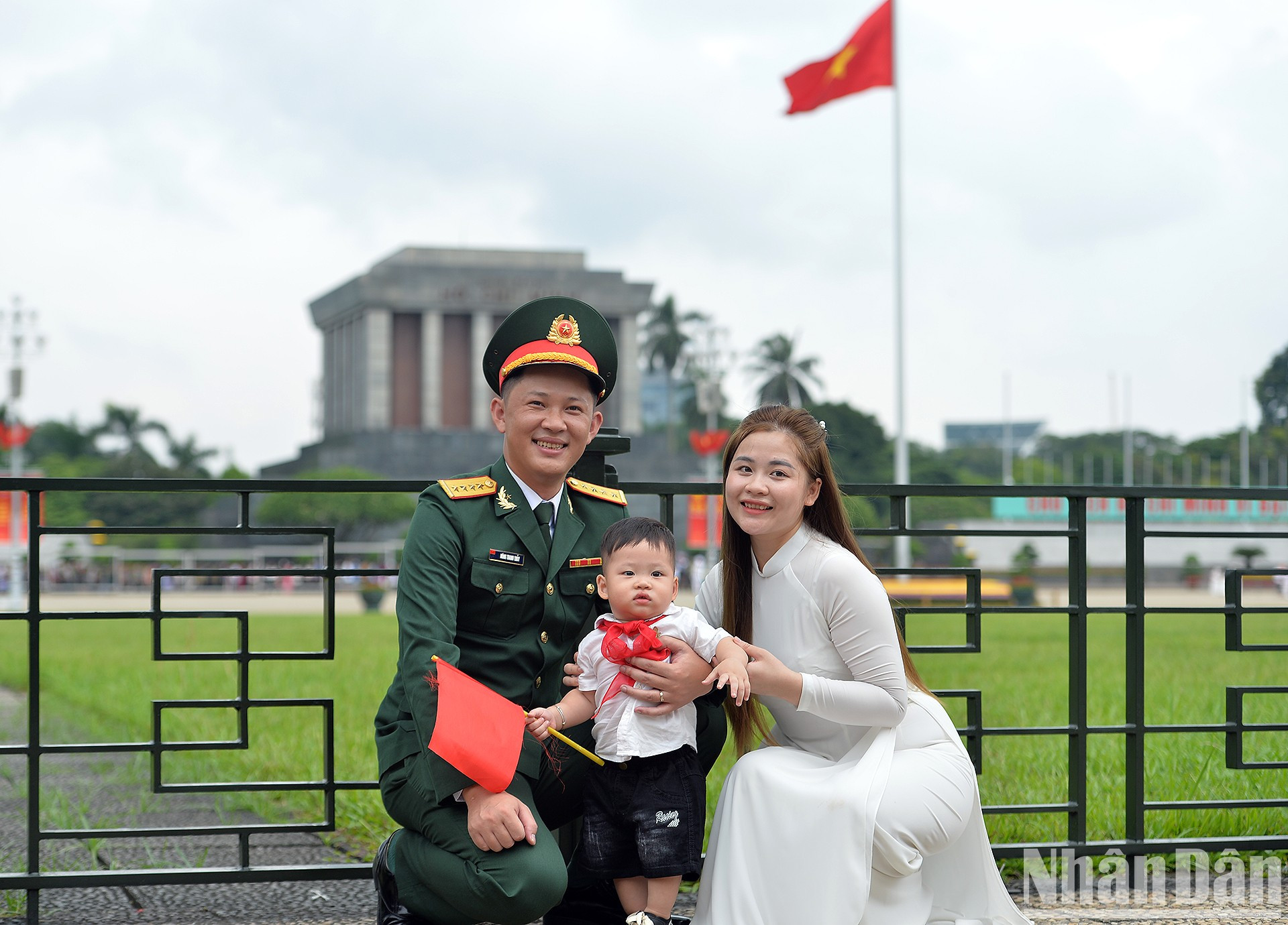 Молодая семья офицера фотографируется у Мавзолея Хо Ши Мина.