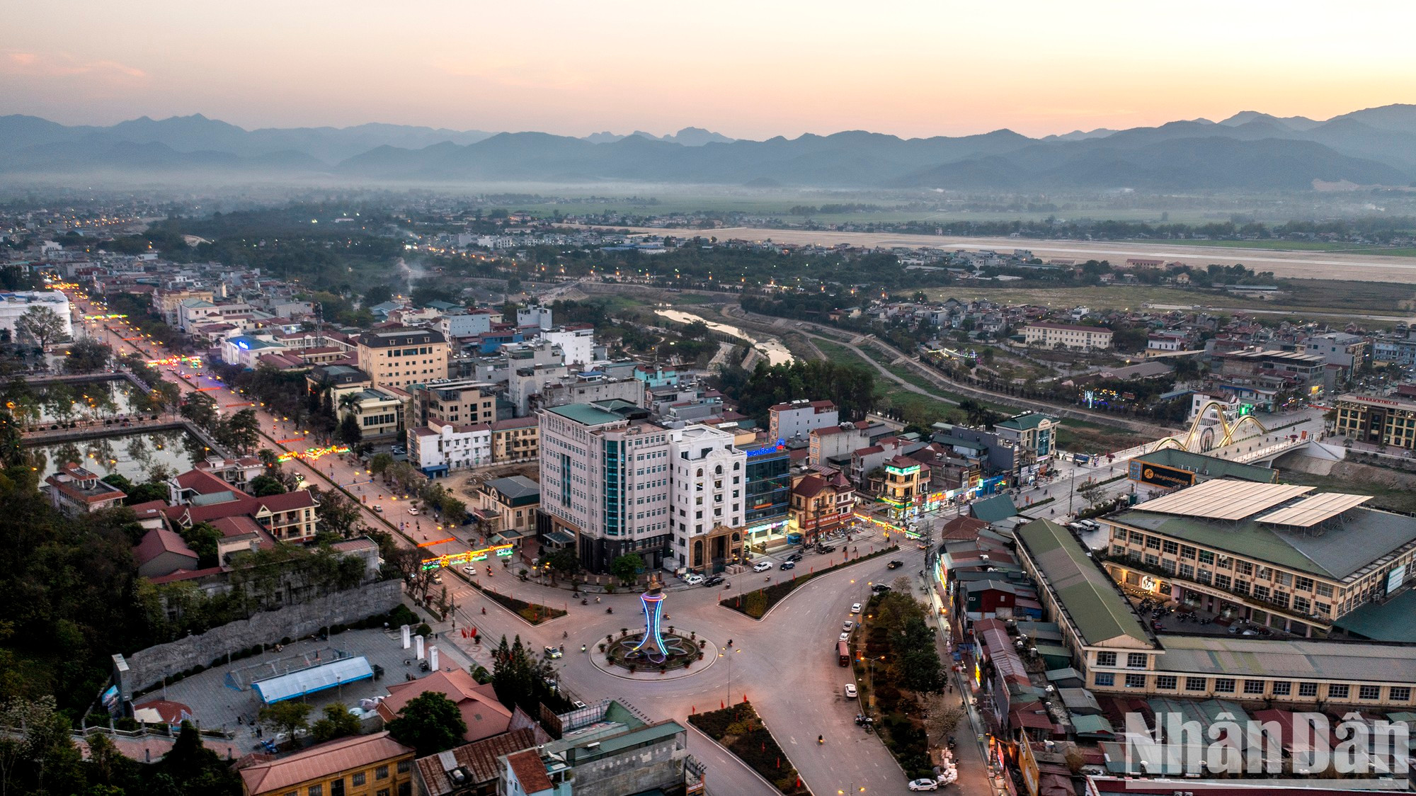 Поле ожесточенной битвы 70 лет назад теперь сменилось обликом молодого городского района, проходящего поступательное развитие. Поле ожесточенной битвы 70 лет назад теперь сменилось обликом молодого городского района, проходящего поступательное развитие.