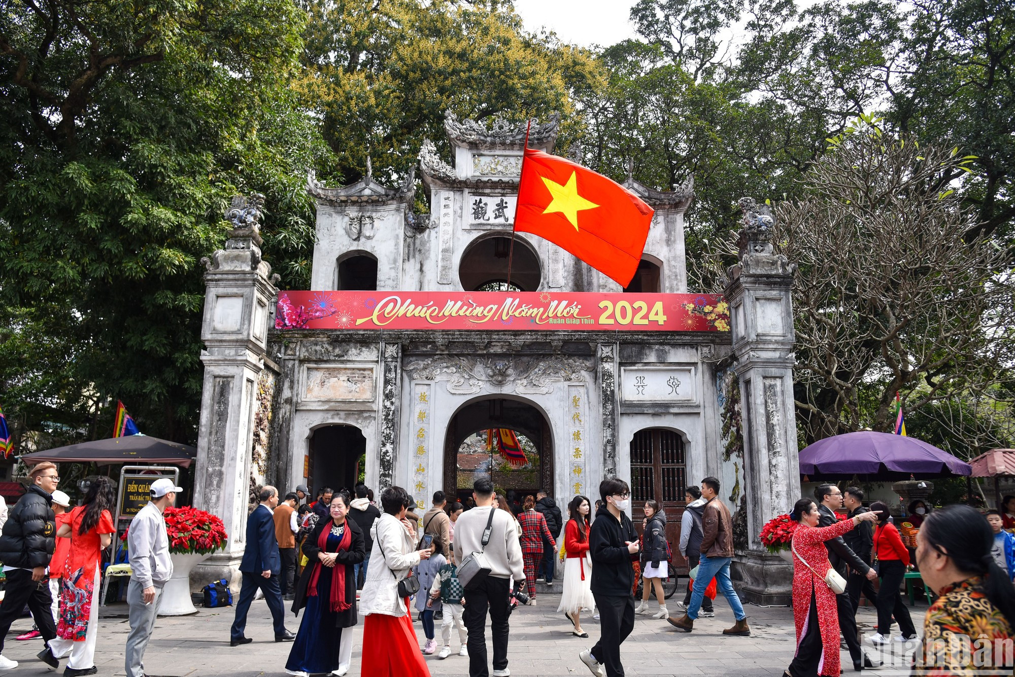 Неподалеку от пагоды Чанкуок находится храм Куантхань (район Бадинь, Ханой), который также привлекает большое количество семей, которые приходят, чтобы помолиться об удаче.