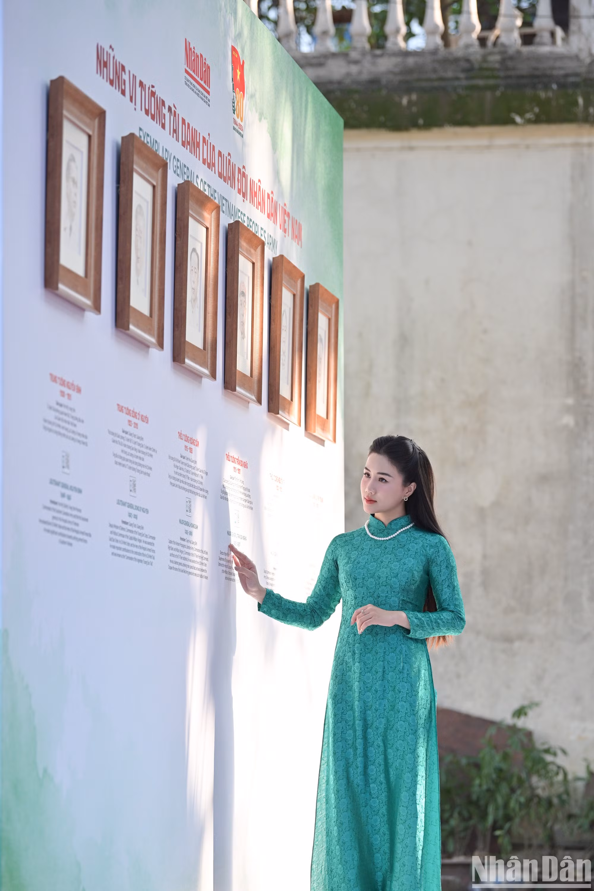 Многие девушки пришли в традиционных платьях «аозай».