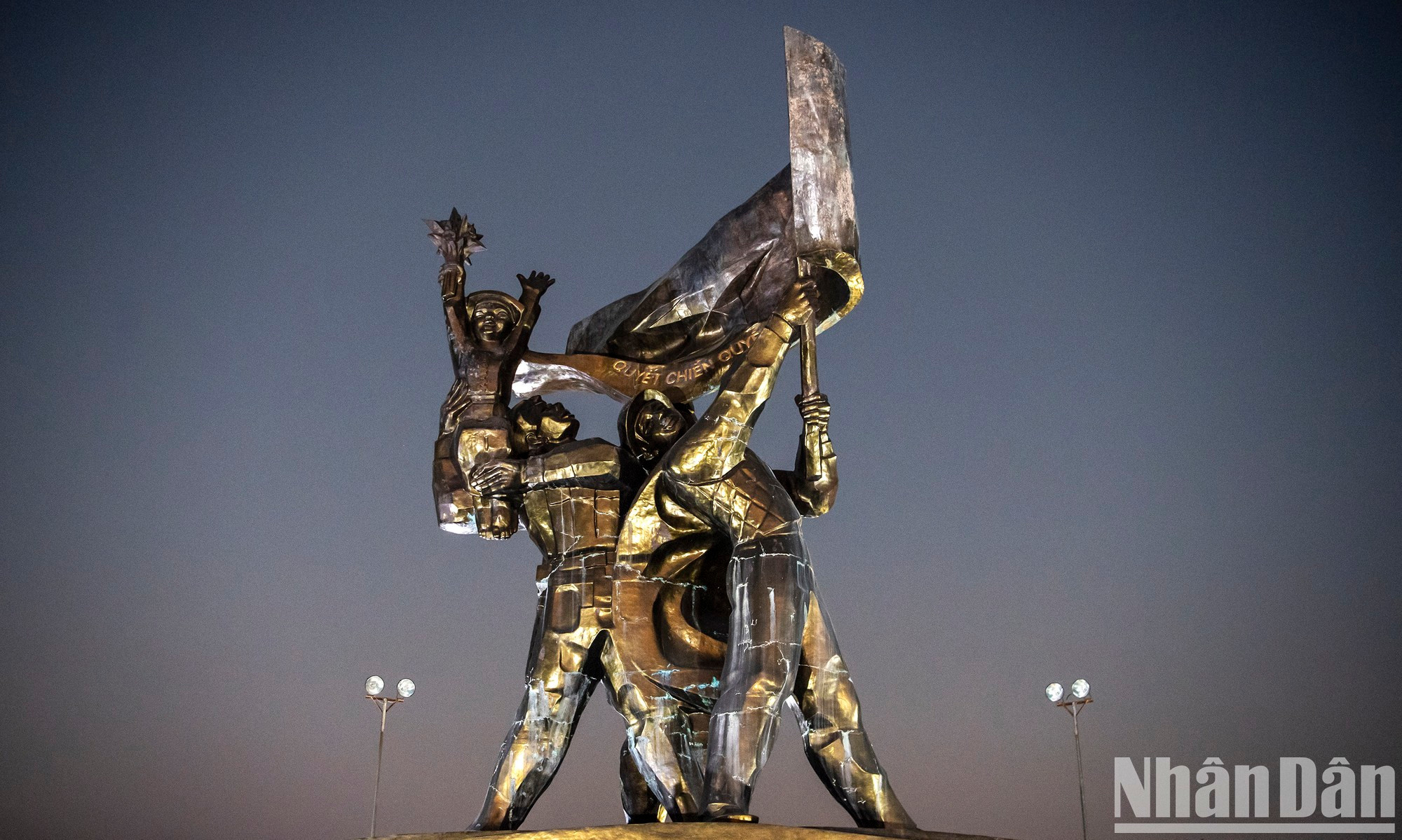 Памятник был открыт 30 апреля 2004 года по случаю 50-летия победы в битве при Дьенбьенфу. Памятник был открыт 30 апреля 2004 года по случаю 50-летия победы в битве при Дьенбьенфу.