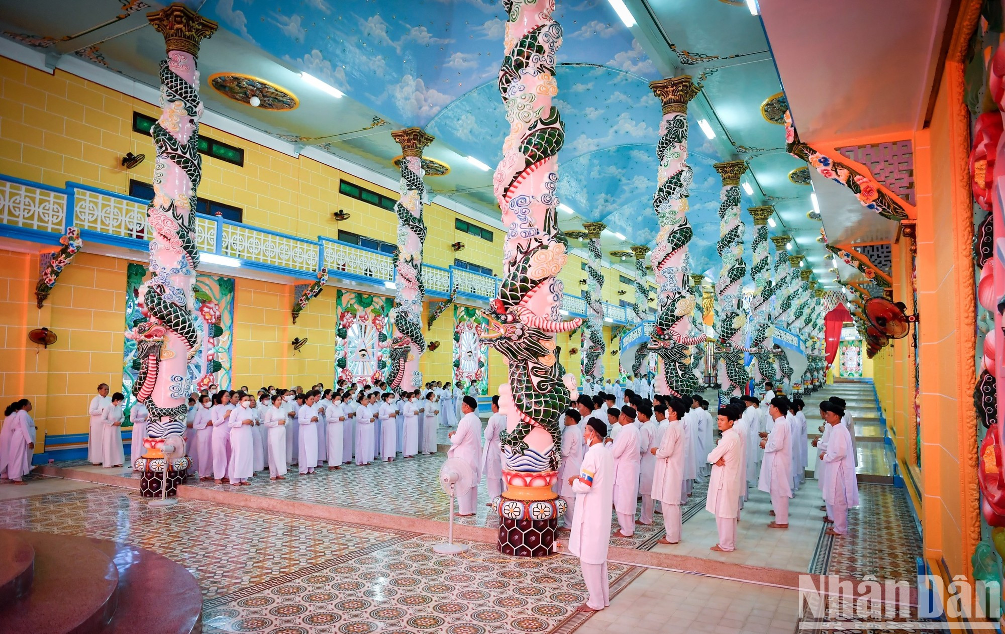 Верующие готовятся к церемонии...