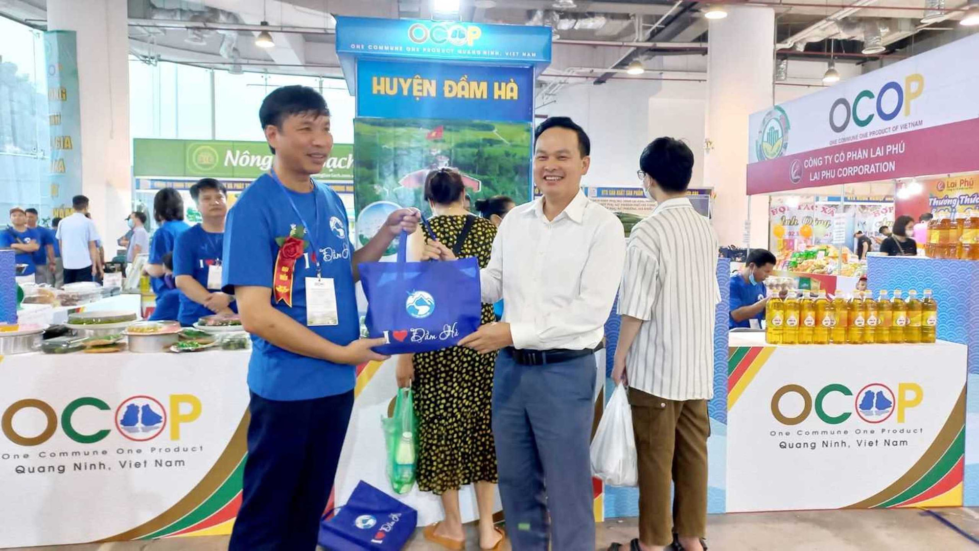 Многие продукты уезда Дамха представлены на ярмарке продуктов OCOP провинции Куангнинь. Многие продукты уезда Дамха представлены на ярмарке продуктов OCOP провинции Куангнинь.