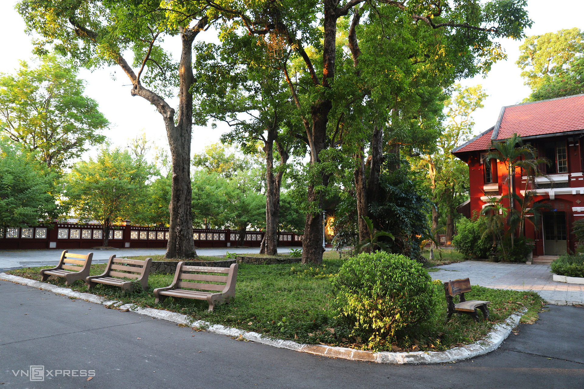 Кампус окружен зеленью и всегда покрыт тенью.