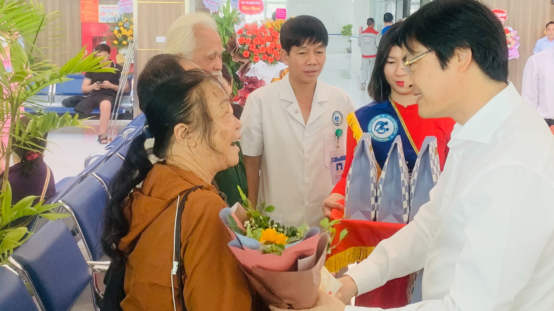 По всей провинции Куангнинь используются электронные медицинские записи. По всей провинции Куангнинь используются электронные медицинские записи.