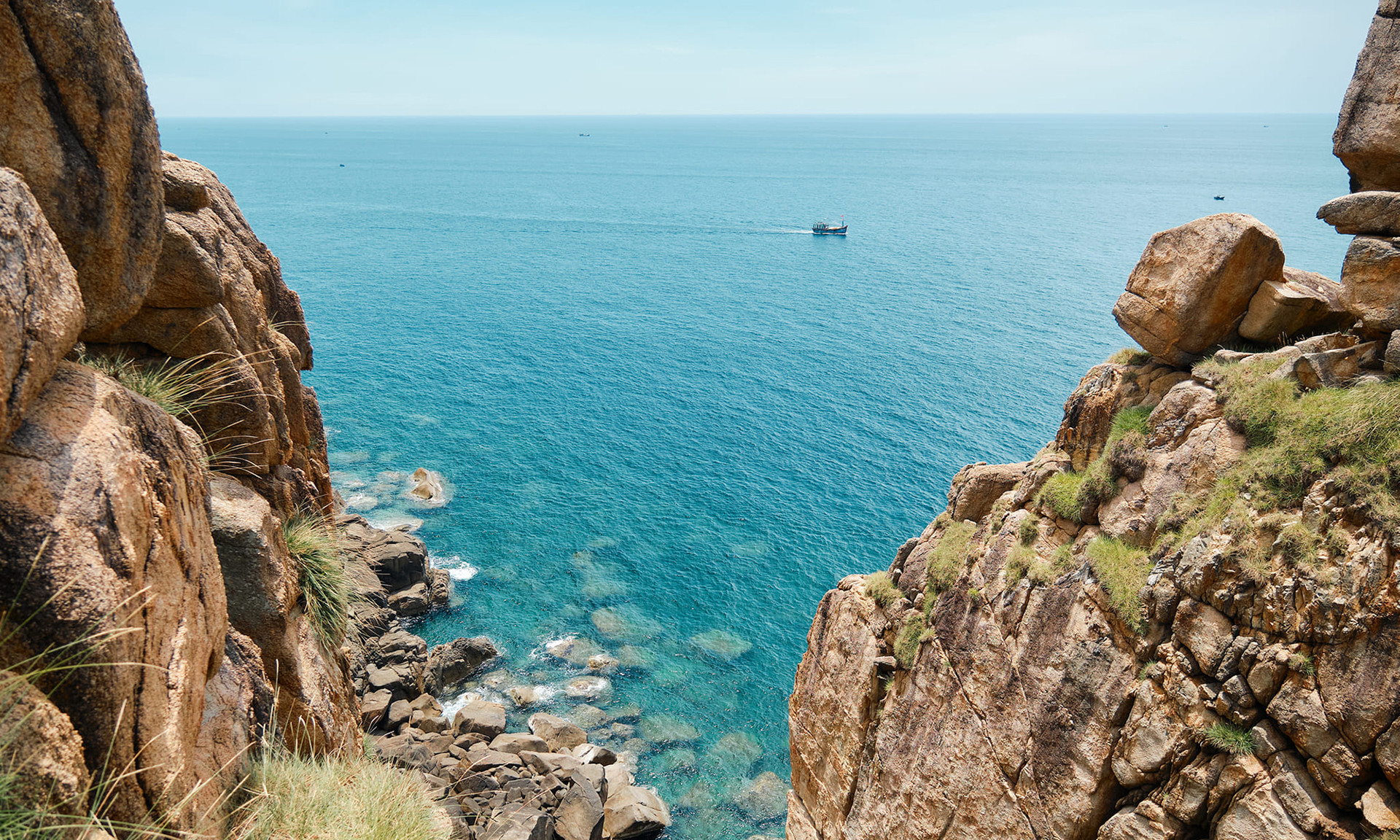 Сезон для посещения Фуйен, в целом, и прибрежной зоны городского уезда Донгхоа, в частности, – с февраля по август, а лучшее время для наслаждения красотой моря – с марта по апрель.