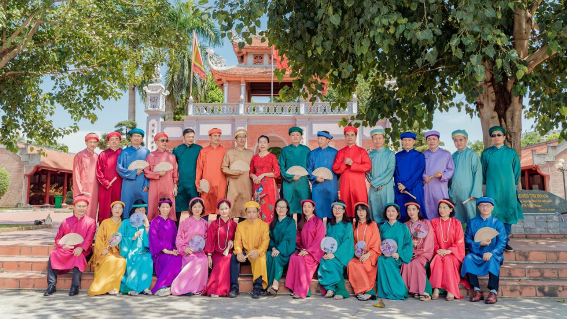 Туристы фотографируются в традиционных костюмах в храме Сатак города Монгкай. Туристы фотографируются в традиционных костюмах в храме Сатак города Монгкай.