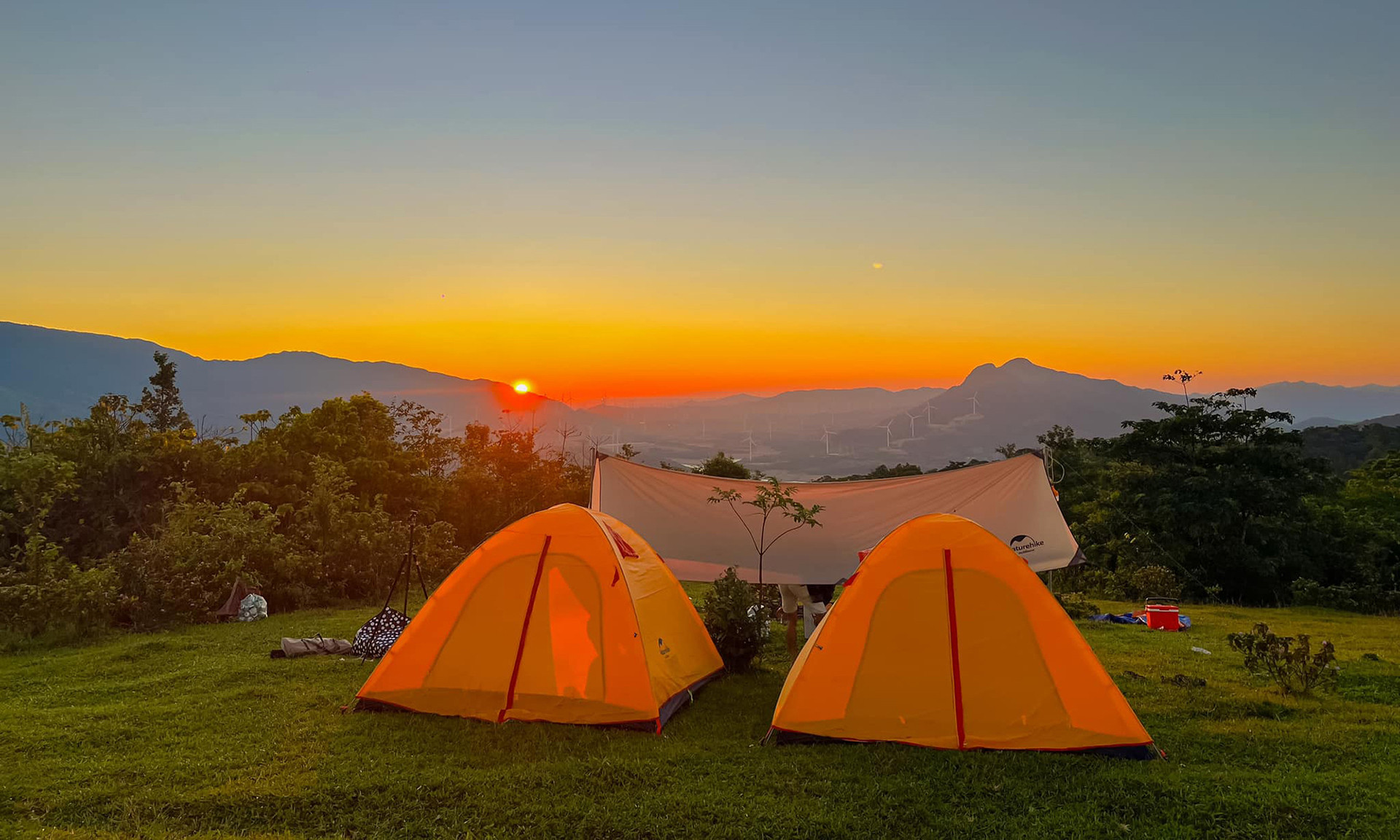 Вершина Куво имеет высоту около 1617 м над уровнем моря и известна как самое красивое место для наблюдения за солнцем в провинции Куангчи. Вершина Куво имеет высоту около 1617 м над уровнем моря и известна как самое красивое место для наблюдения за солнцем в провинции Куангчи.