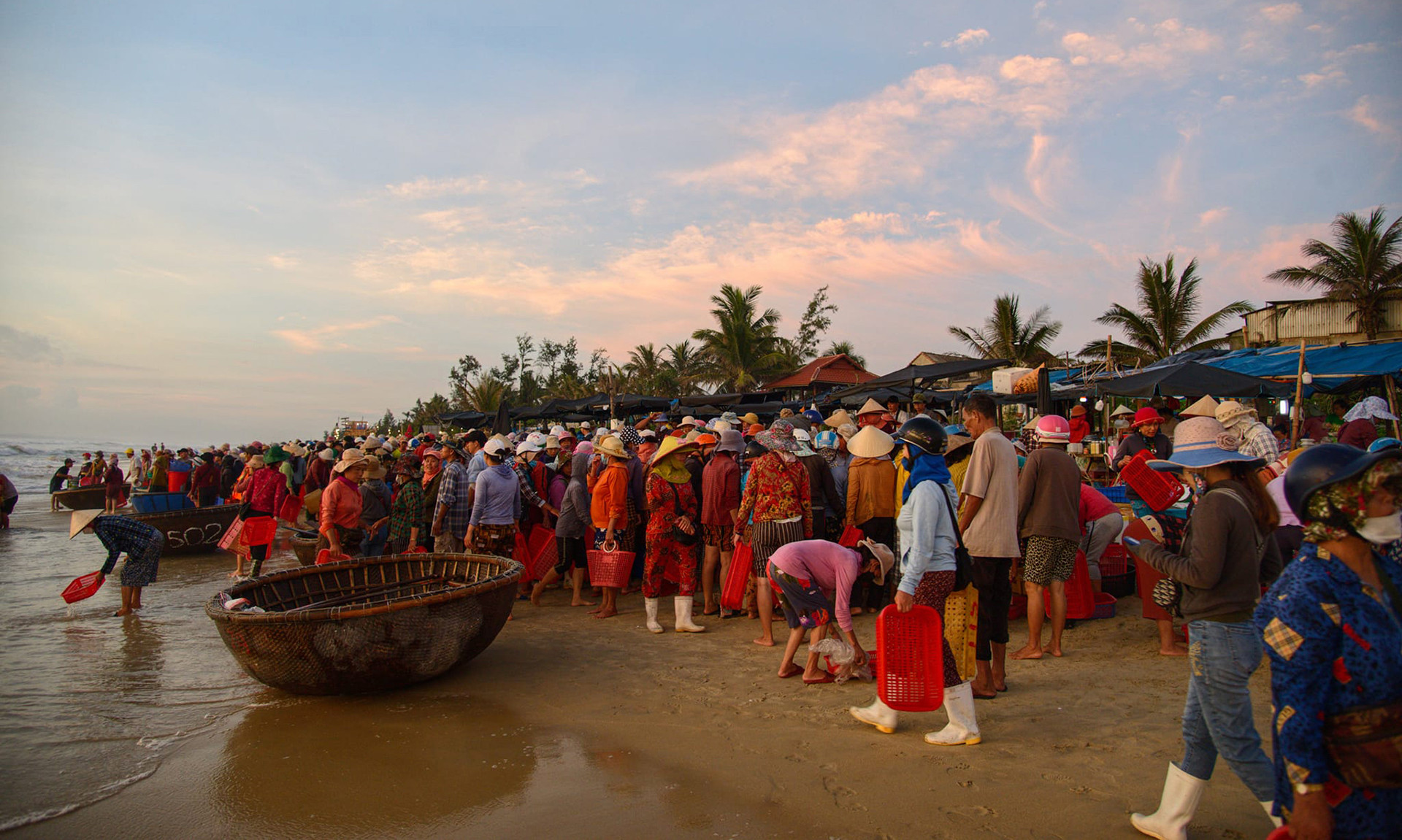 Когда появляется солнечный свет, на рыбном рынке становится все больше и больше народу. Когда появляется солнечный свет, на рыбном рынке становится все больше и больше народу.
