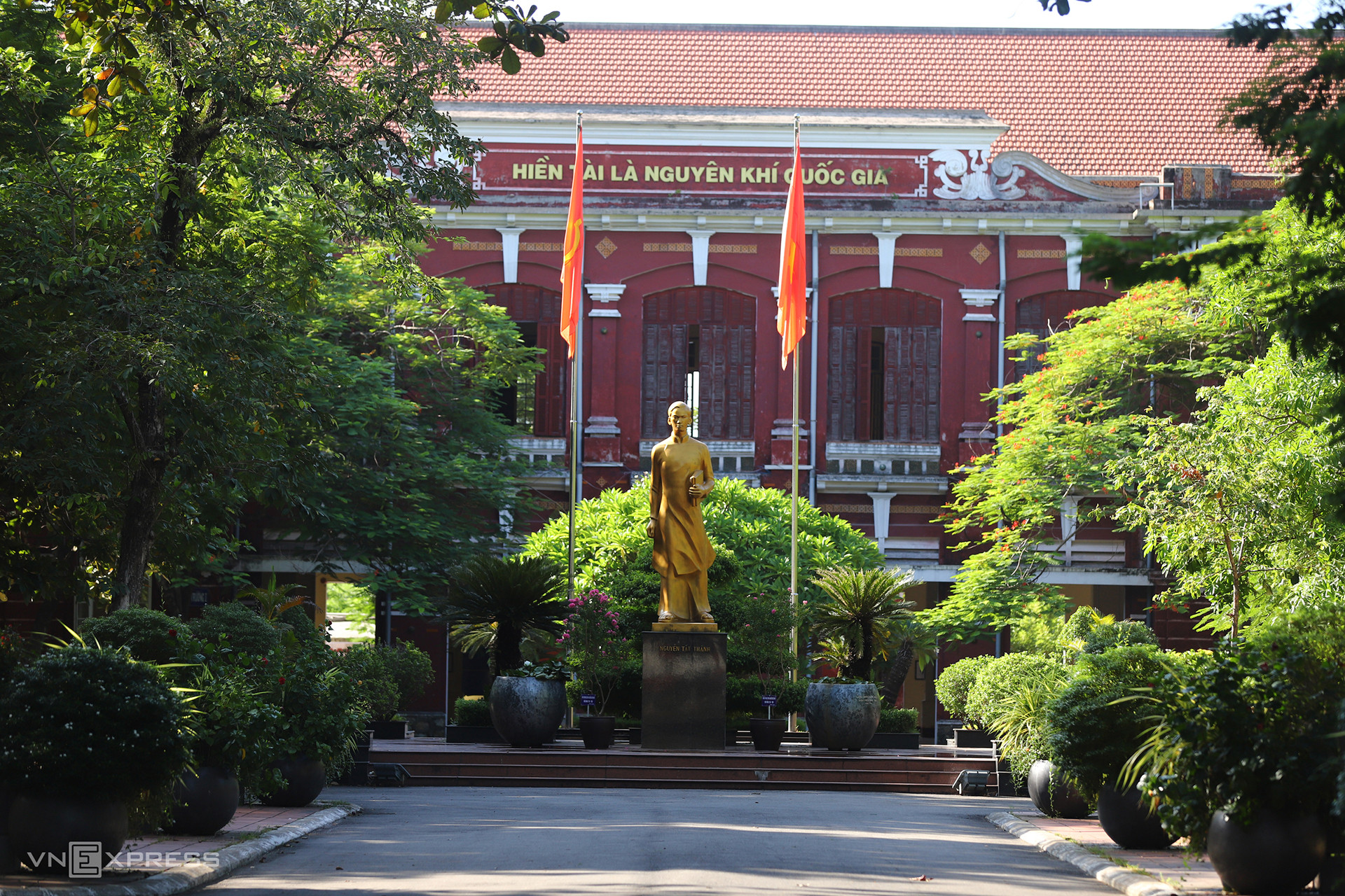 В 1990 году, по случаю празднования 100-летия со дня рождения Президента Хо Ши Мина, в память об отличнике школы, Музей им. Хо Ши Мина Тхыатхиен-Хюэ совместно со школой Куокхок построил статую Нгуен Тат Тханя (Хо Ши Мин) в центре школы.