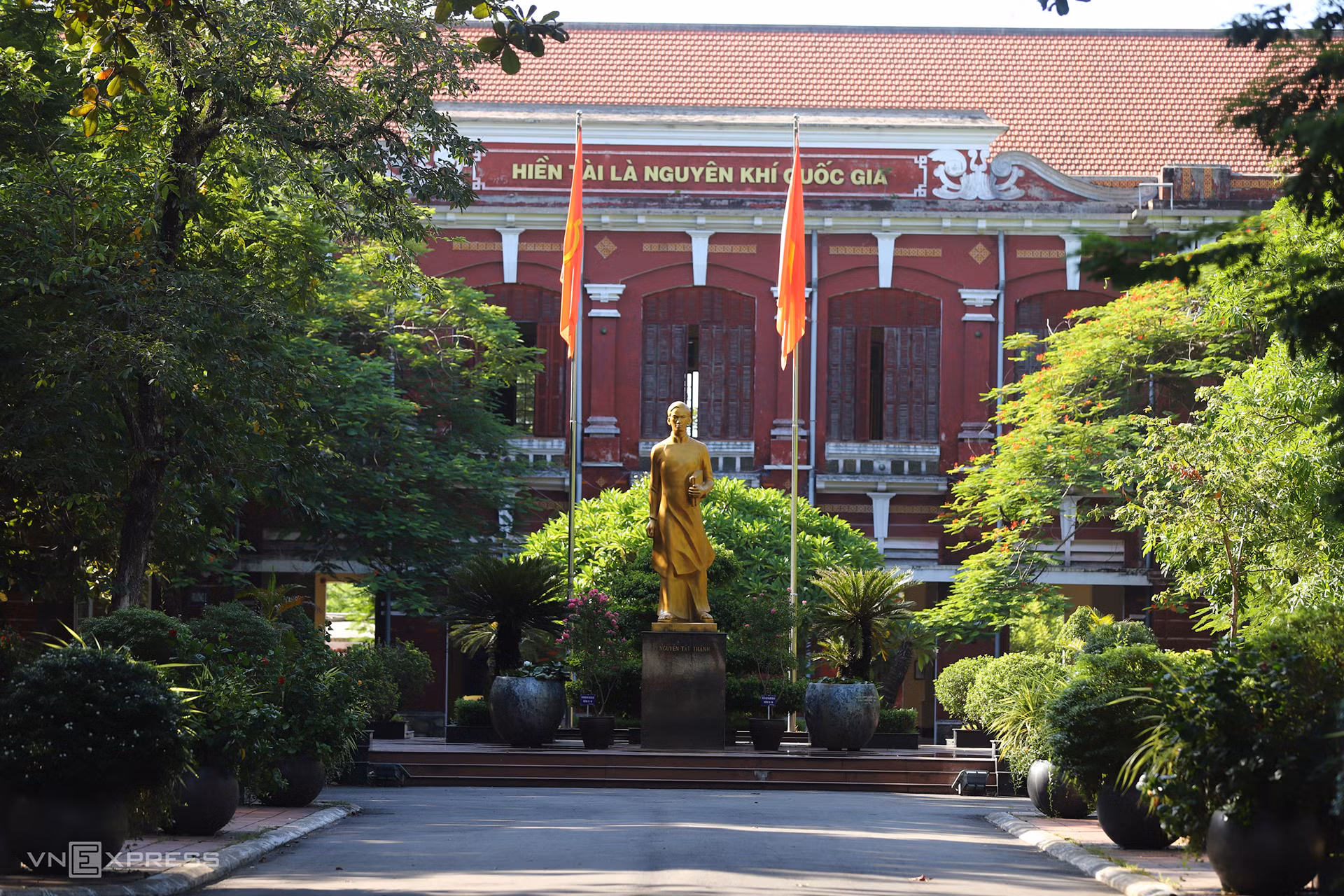 В 1990 году, по случаю празднования 100-летия со дня рождения Президента Хо Ши Мина, в память об отличнике школы, Музей им. Хо Ши Мина Тхыатхиен-Хюэ совместно со школой Куокхок построил статую Нгуен Тат Тханя (Хо Ши Мин) в центре школы.