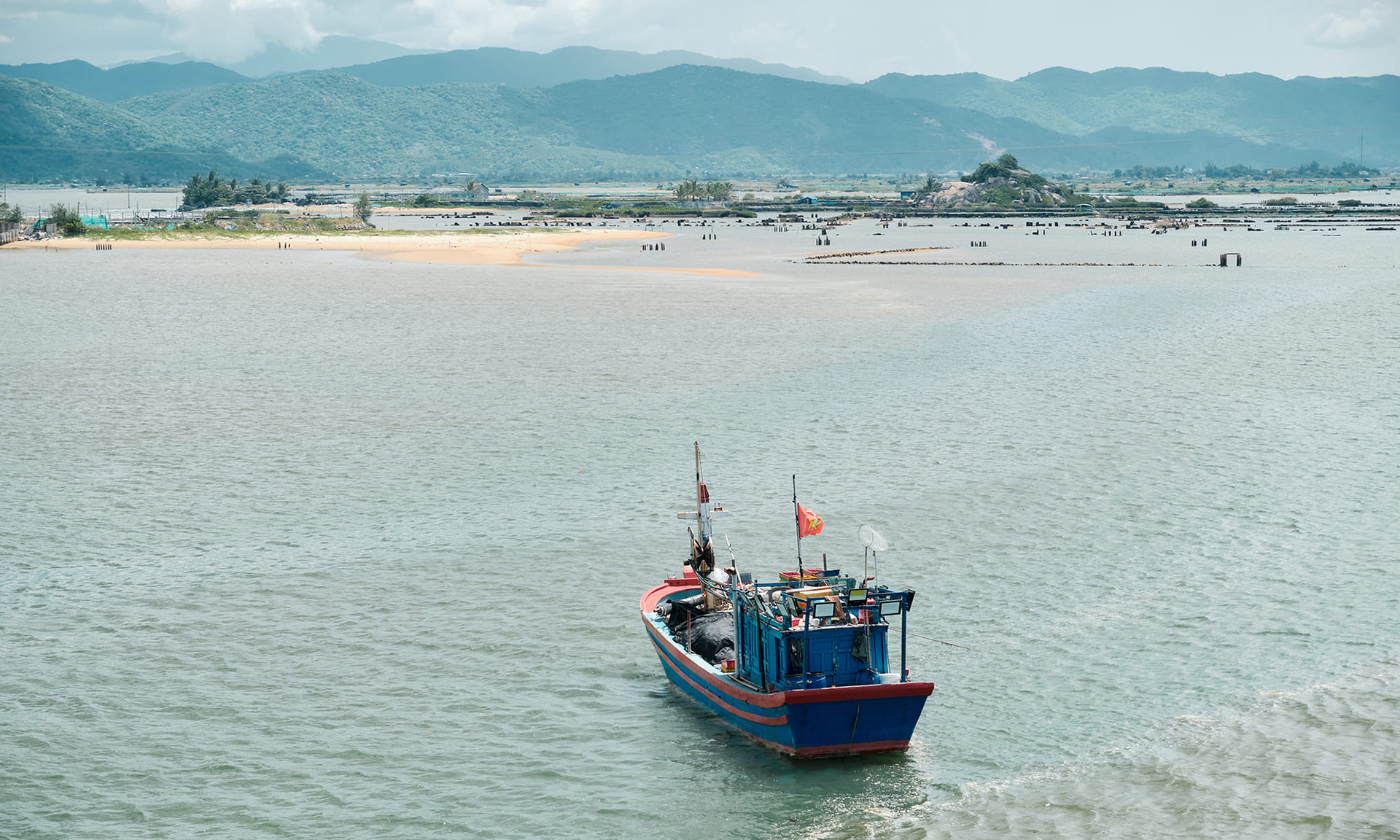 В городском уезде Донгхоа находится устье реки Данонг. Напротив устья реки находится гора Дабиа. Приезжая сюда, посетители также могут отправиться в поход на вершину горы Дабиа, чтобы полюбоваться видом на восточное море и городской уезд Донгхоа.