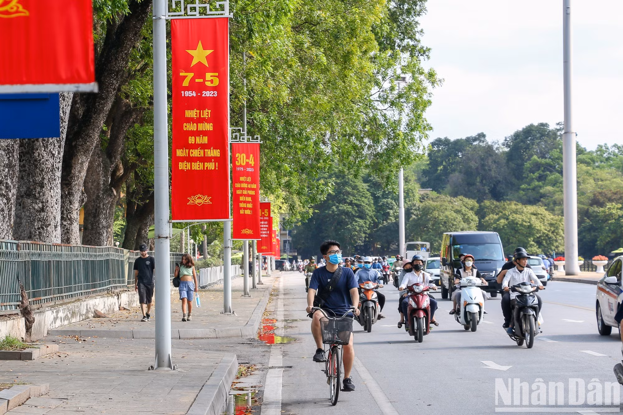 Улица Независимости (Доклап) украшена множеством баннеров по случаю праздника.