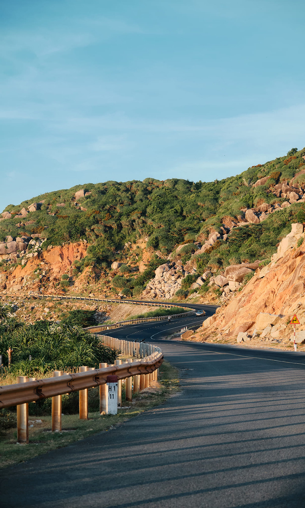Шоссе №29. Посетители могут арендовать мотоцикл или взять такси из центра города Туихоа, чтобы насладиться 35-километровой прибрежной дорогой, которая известна как самая красивая во Вьетнаме.