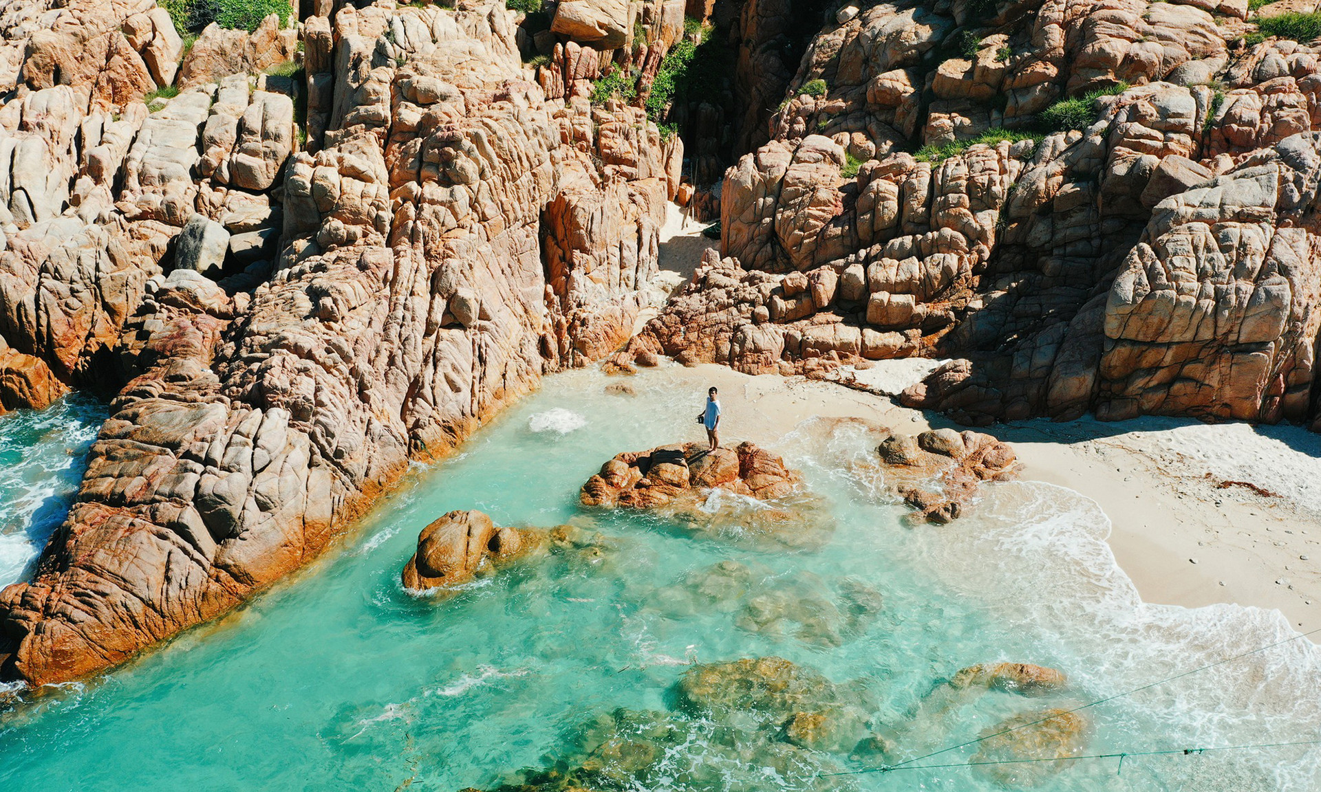 Из города Хошимина посетители могут отправиться по шоссе Фантхиет-Виньхао до Виньхи, что занимает около 5 с половиной часов. Затем они могут взять каноэ до Хонтай, это занимает около 15 минут. Из города Хошимина посетители могут отправиться по шоссе Фантхиет-Виньхао до Виньхи, что занимает около 5 с половиной часов. Затем они могут взять каноэ до Хонтай, это занимает около 15 минут.