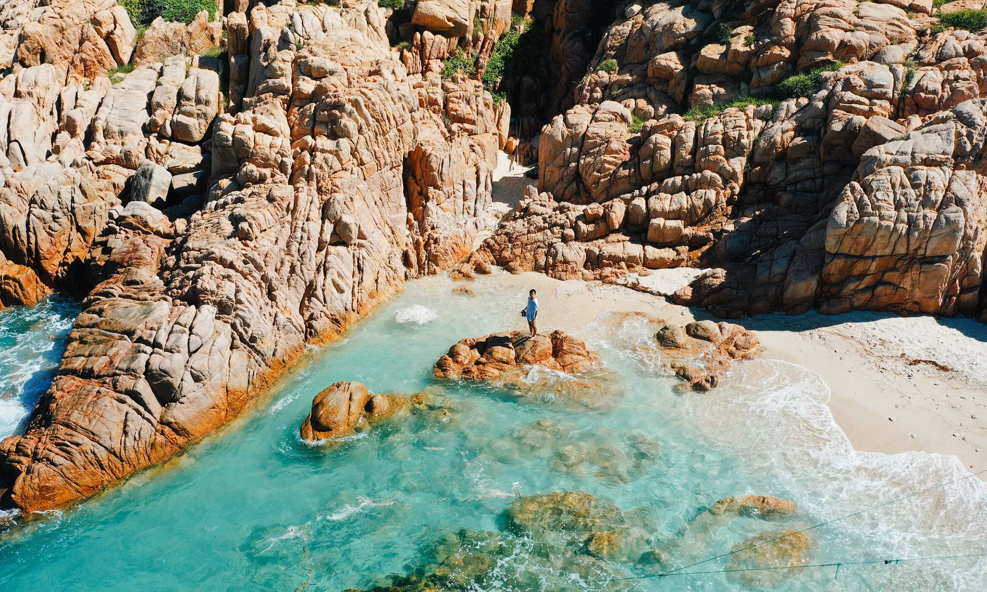 Из города Хошимина посетители могут отправиться по шоссе Фантхиет-Виньхао до Виньхи, что занимает около 5 с половиной часов. Затем они могут взять каноэ до Хонтай, это занимает около 15 минут.