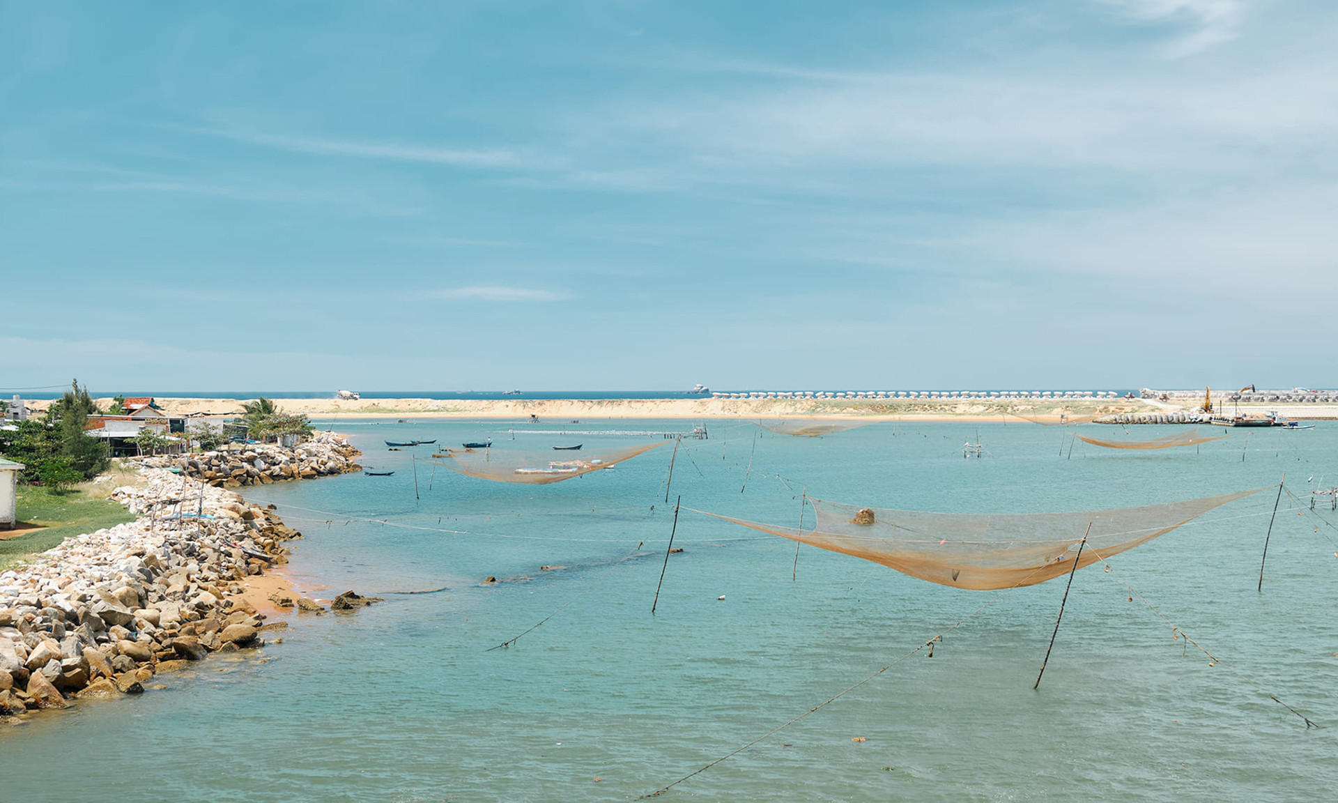 Городской уезд Донгхоа «еще не страдает» от туристических услуг, поэтому пейзаж здесь по-прежнему сохраняет дикий и умиротворяющий вид.