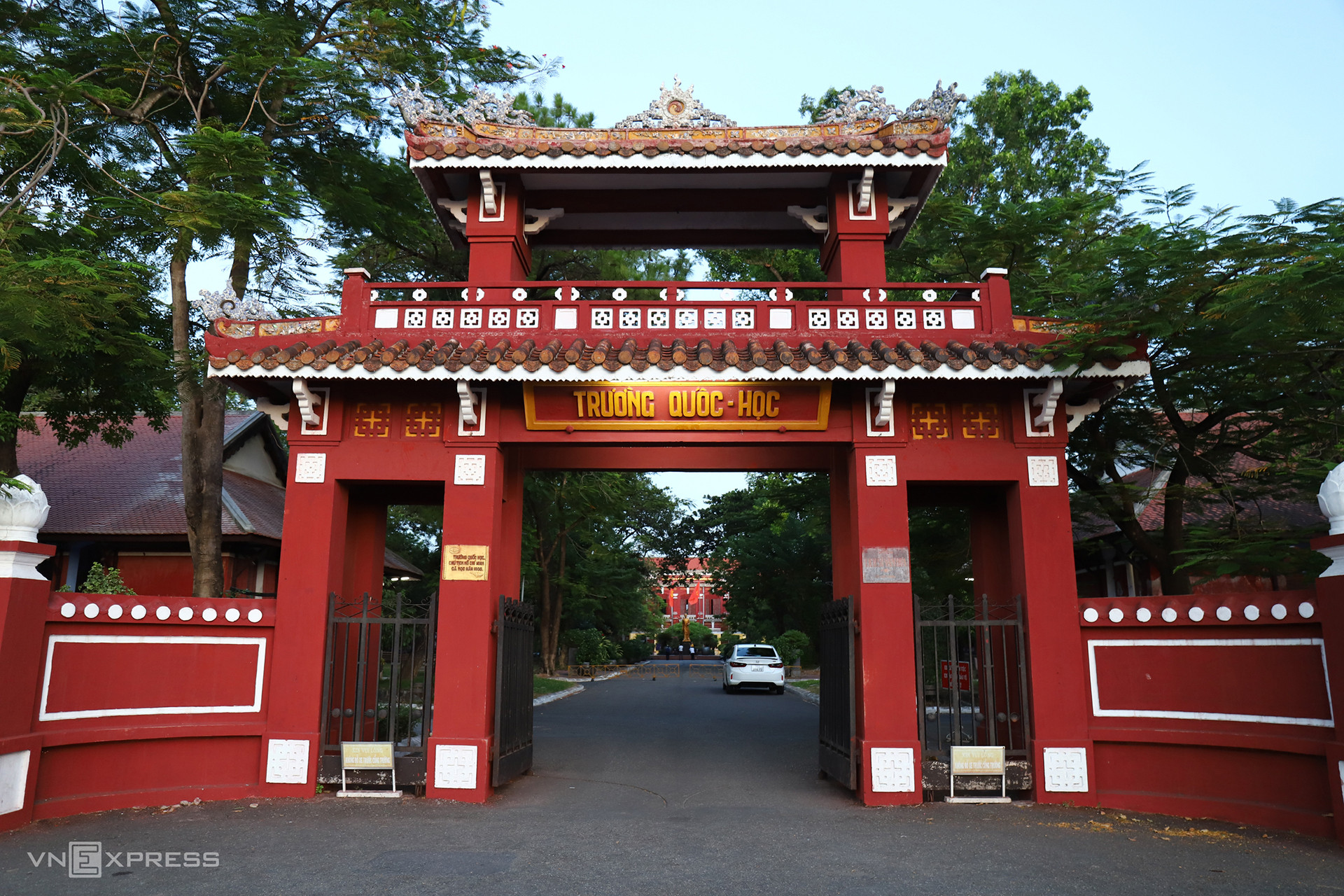 Когда она была основана, школа представляла собой ряд домов из соломы, которые раньше были казармой королевской морской пехоты. В 1915 году школа Куокхок была перестроена, ряды домов из соломы были снесены и заменены двумя рядами домов из кирпичей и черепицы в западноевропейском стиле.