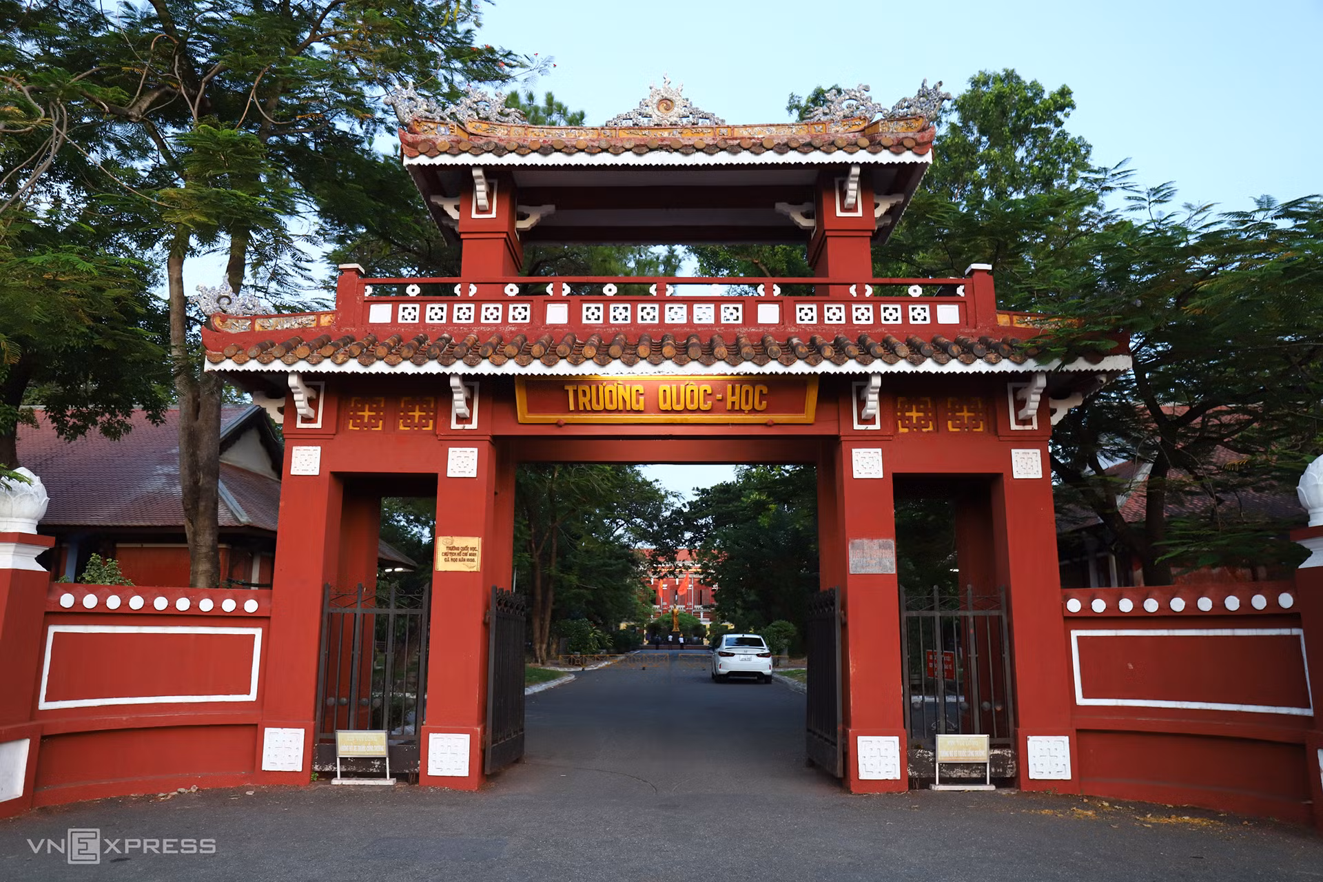 Когда она была основана, школа представляла собой ряд домов из соломы, которые раньше были казармой королевской морской пехоты. В 1915 году школа Куокхок была перестроена, ряды домов из соломы были снесены и заменены двумя рядами домов из кирпичей и черепицы в западноевропейском стиле.