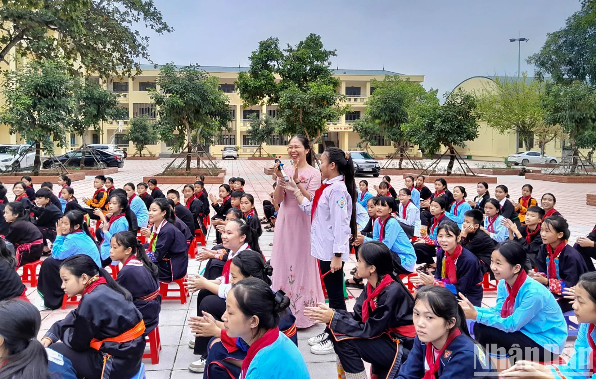 Счастливые и довольные улыбки учителей и учеников этнических меньшинств.