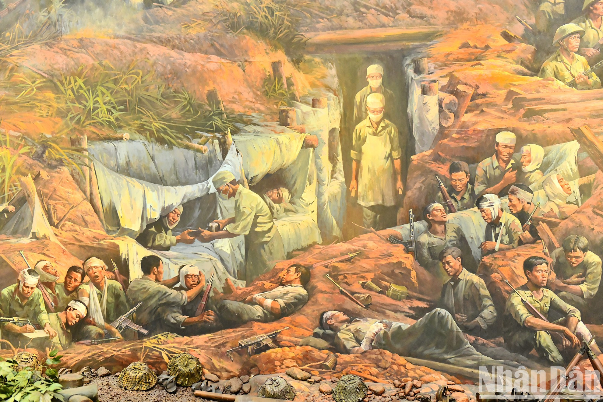 На изображении показана бригада скорой помощи на поле битвы под Дьенбьенфу.