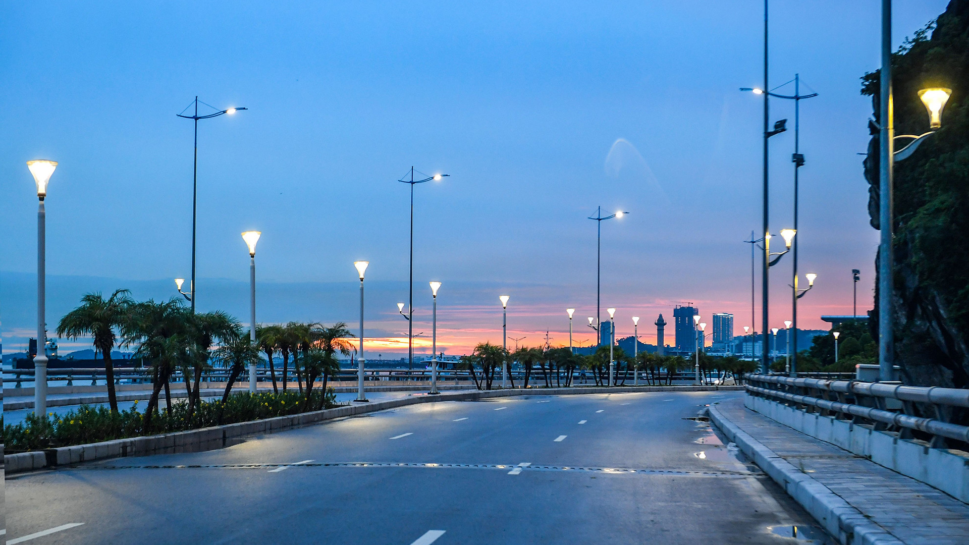 Закат в г. Халонге. Закат в г. Халонге.