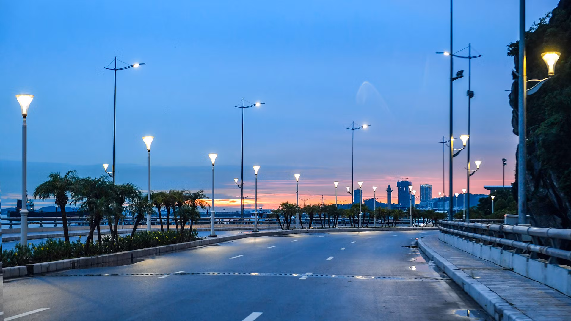 Закат в г. Халонге.